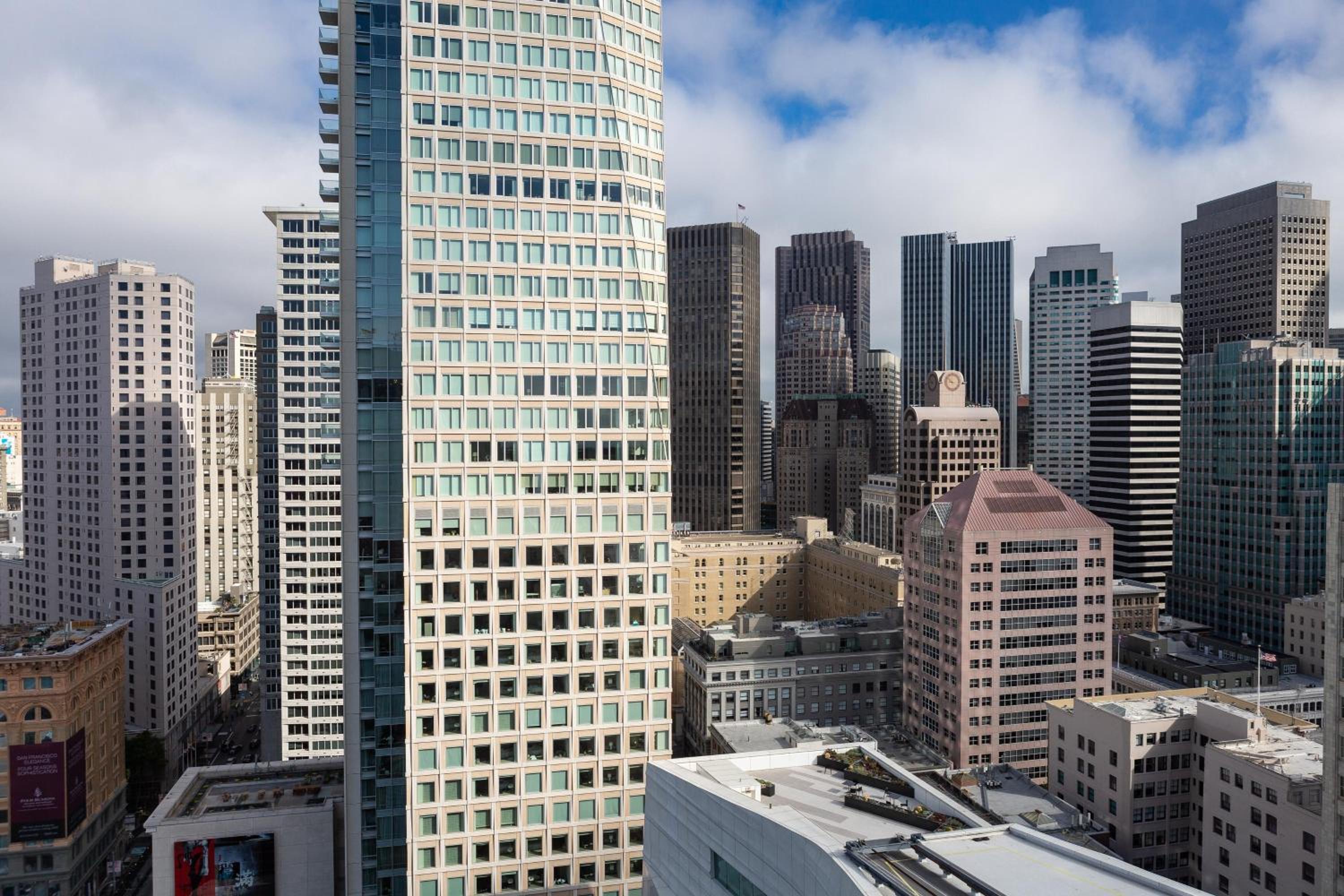Superior King Room with City View - High Floor - Photo 2