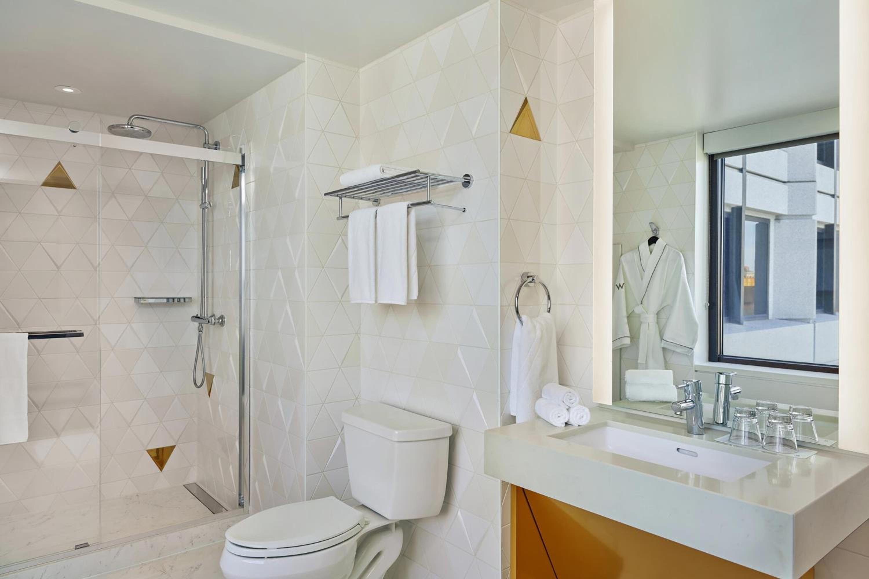 One-Bedroom Urban King Suite with City View - Photo 2