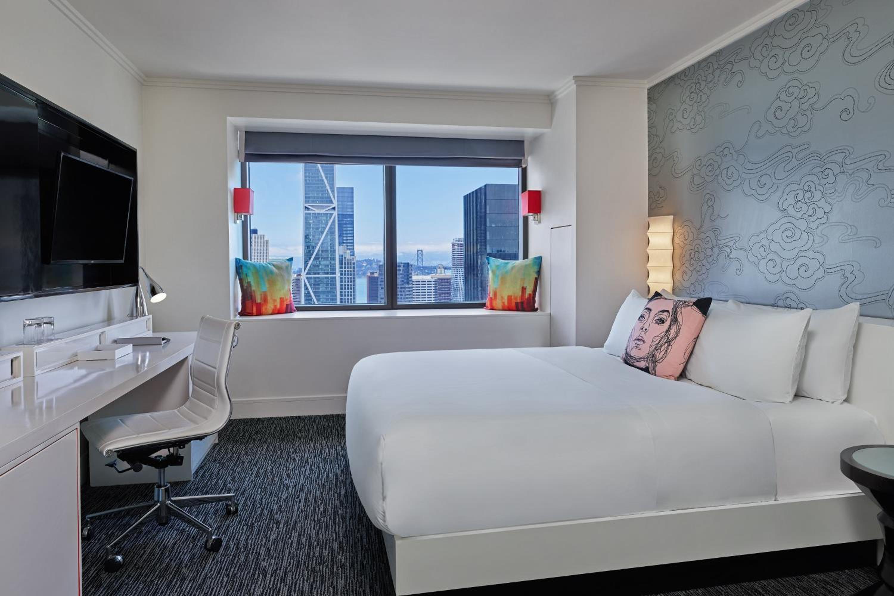 One-Bedroom King Penthouse Suite with City View - Photo 6