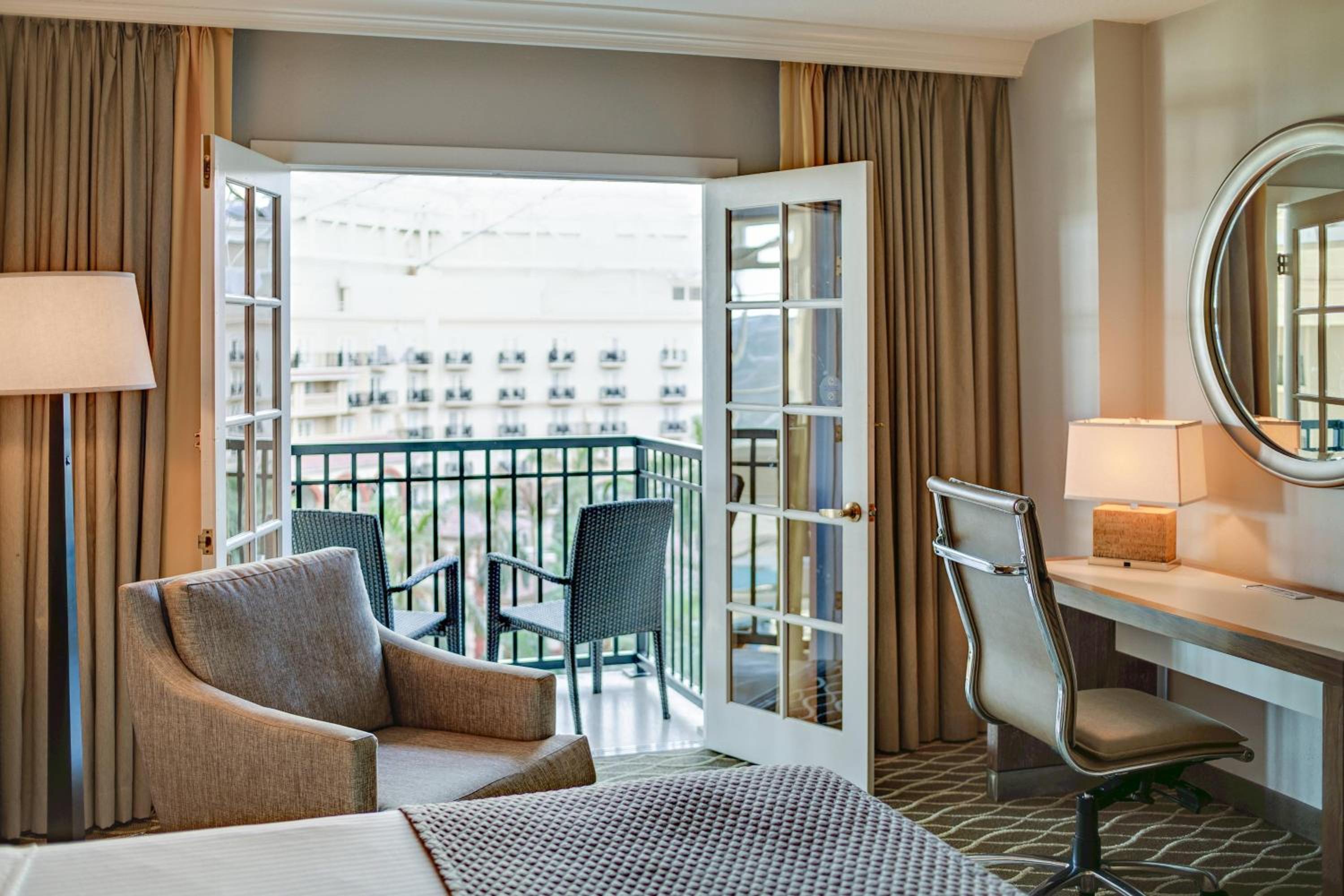 King Room Main Atrium View - Balcony