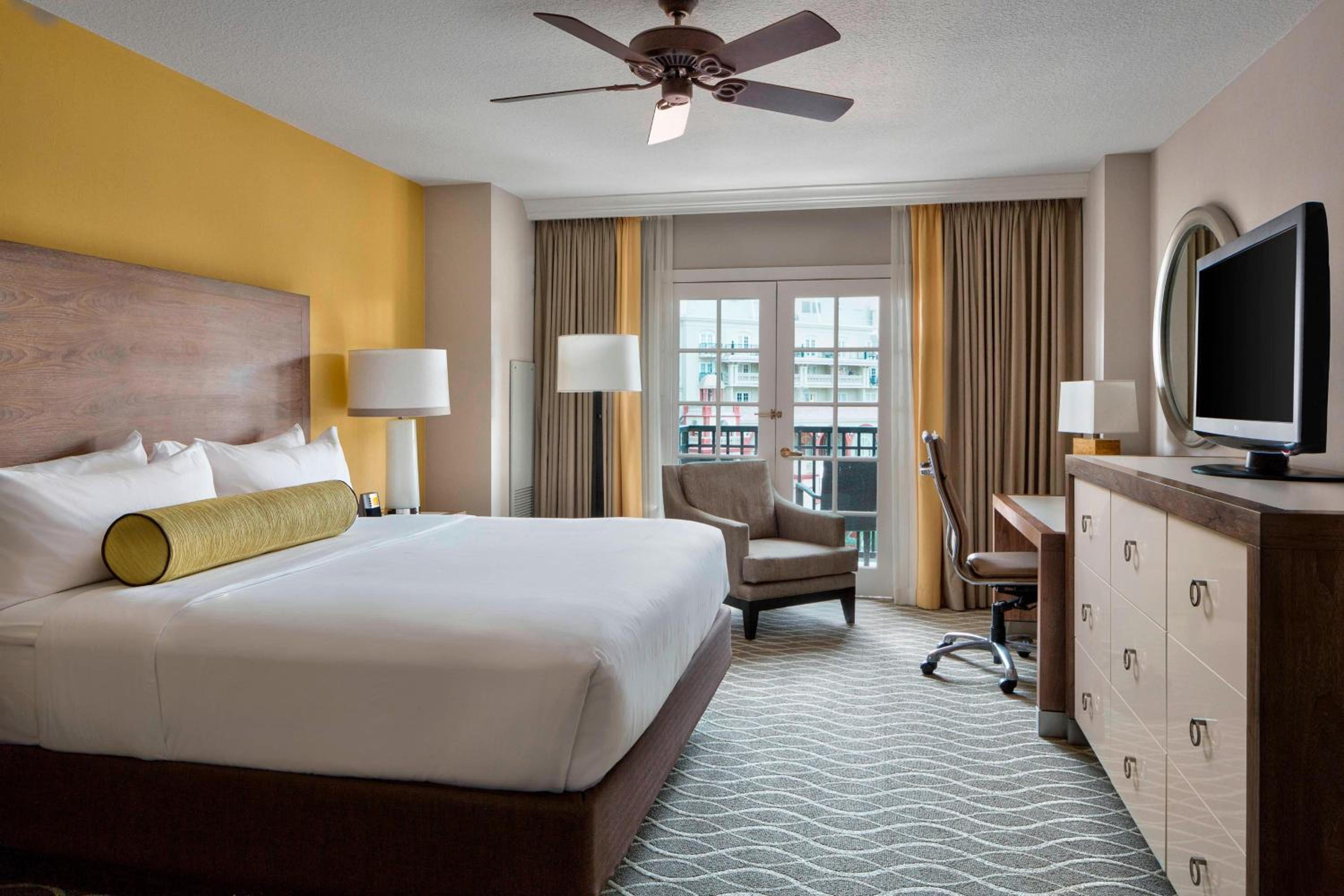 King Room Main Atrium View - Balcony