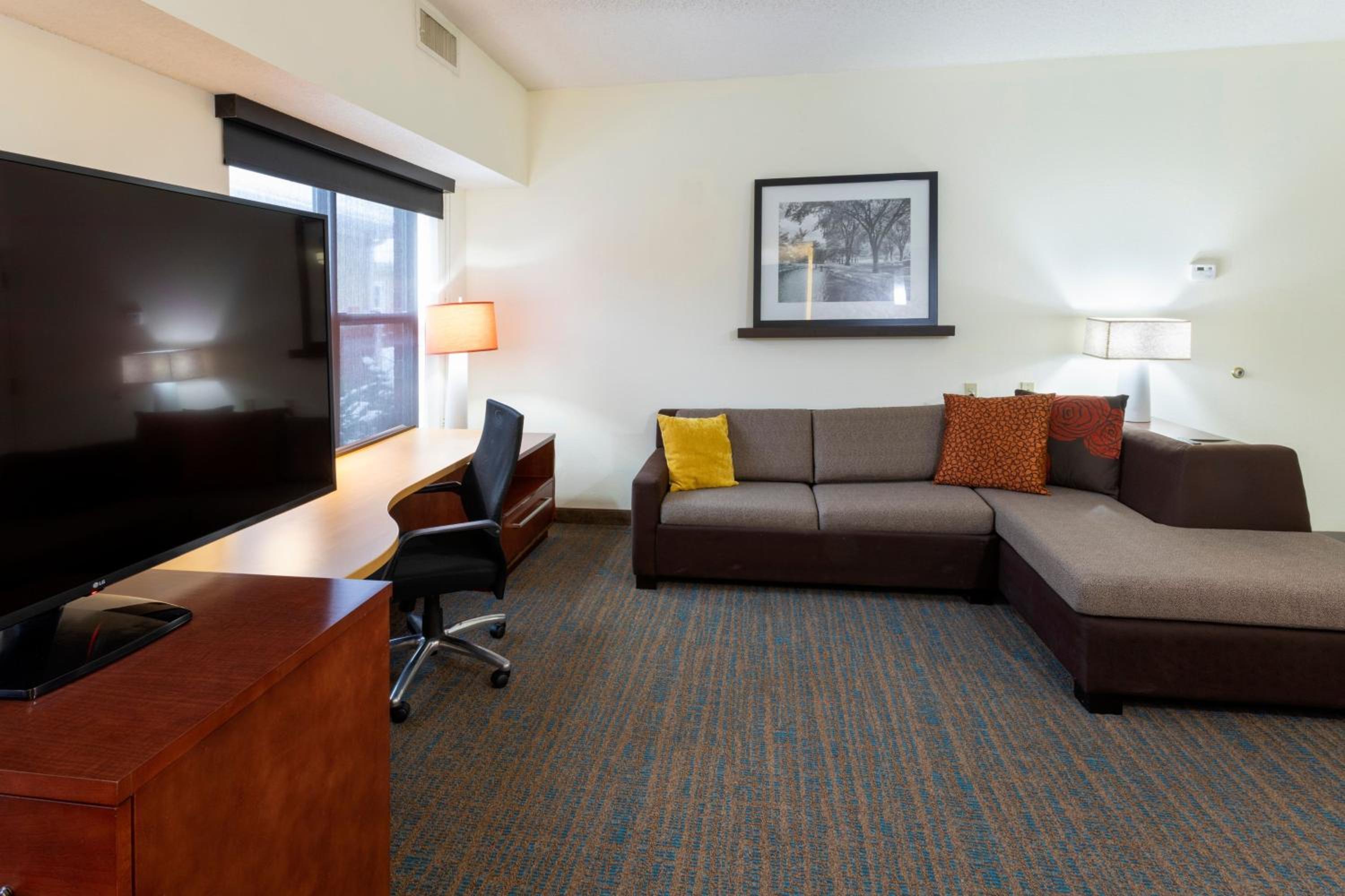 Queen Studio with Sofa Bed - Photo 10