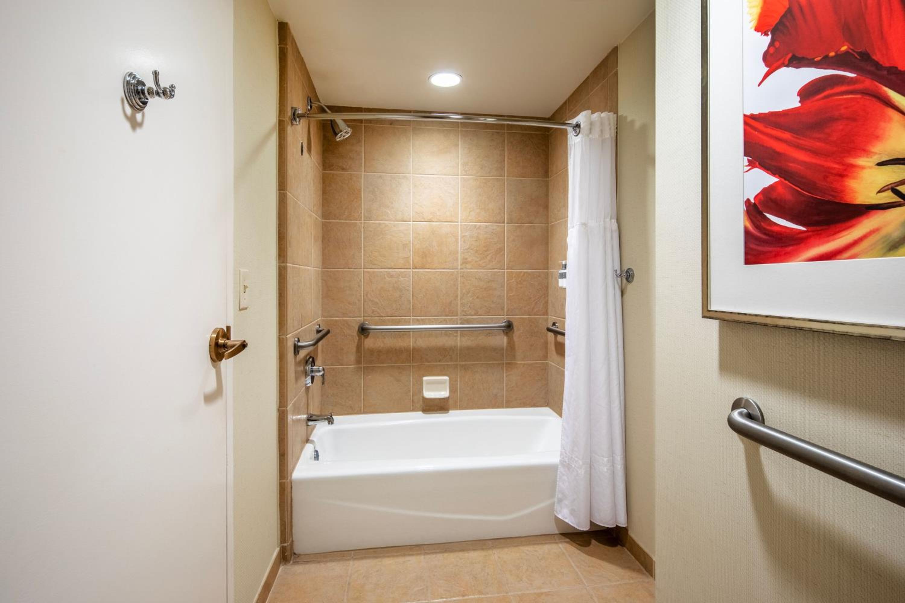 Emerald Bay Queen Room with Two Queen Beds, Main Atrium View and Adapted Tub - Mobility Accessible/Balcony thumbnail 6