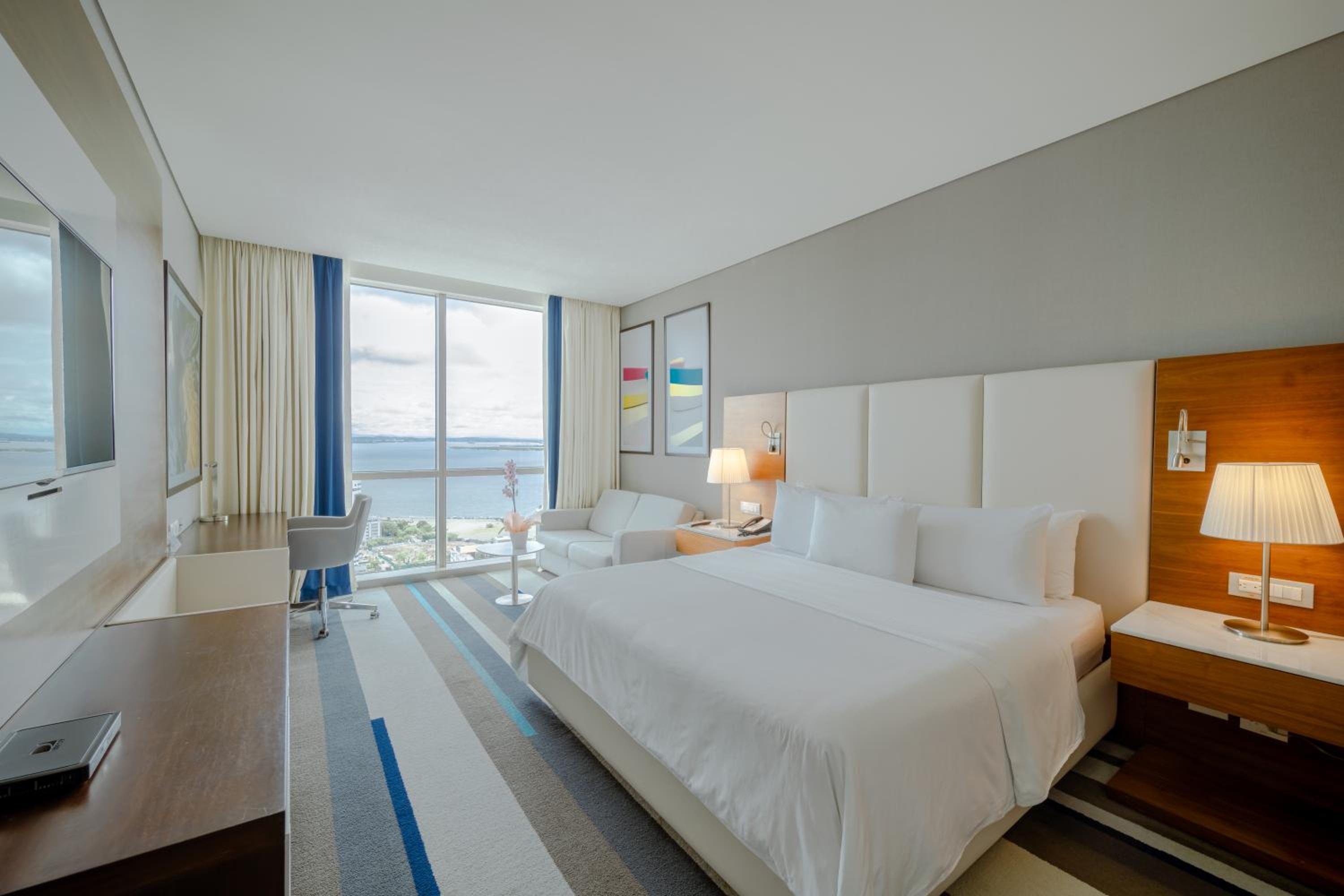 Classic King Smart Room with City Bay View