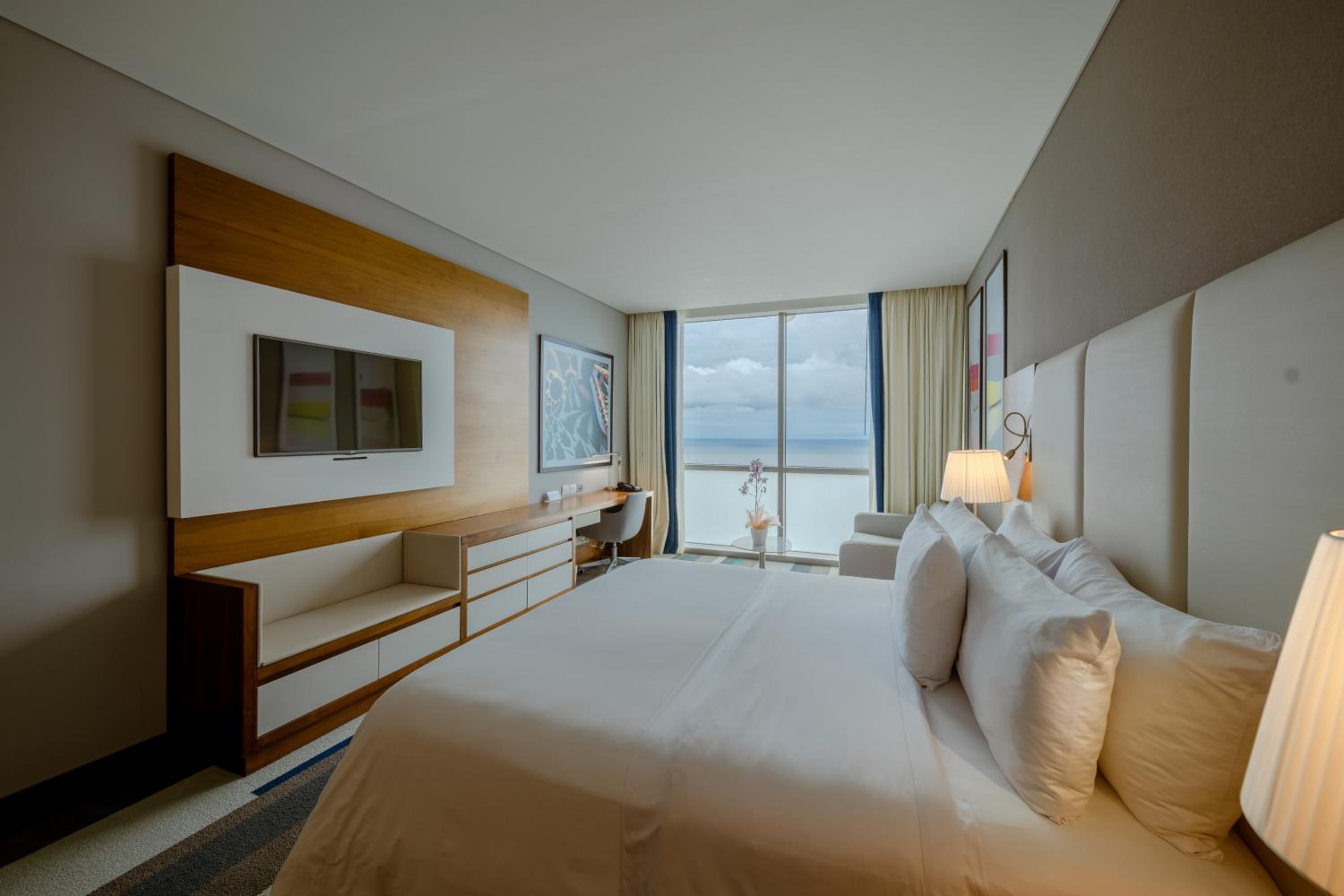 Classic King Smart Room with Ocean View photo 3