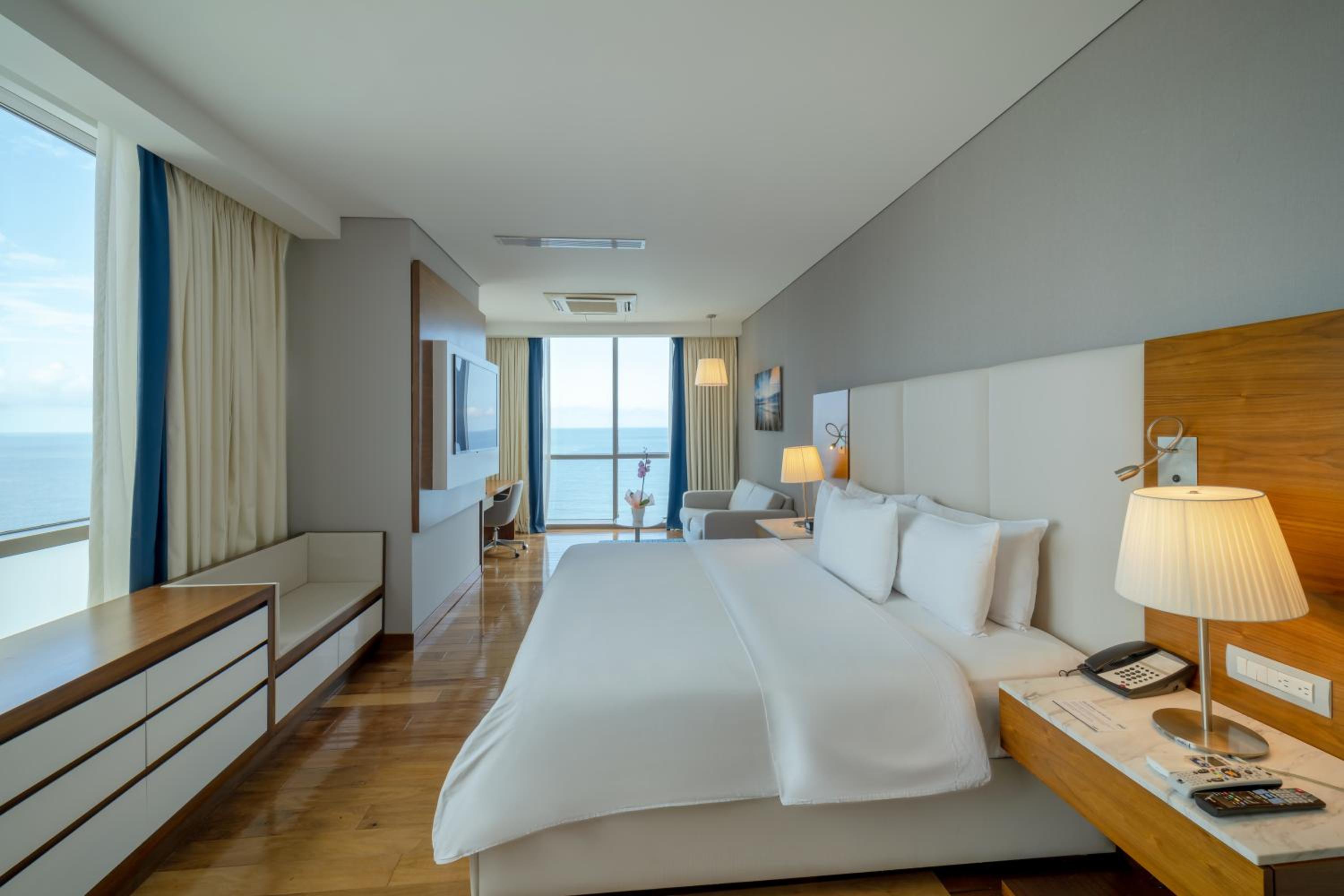 Grand King Suite with Ocean View