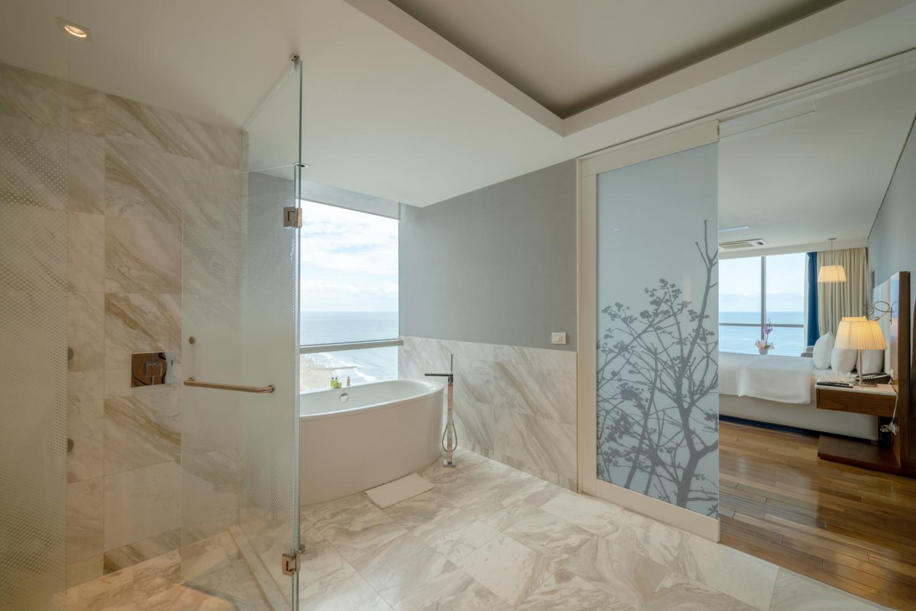 Grand King Suite with Ocean View photo 3
