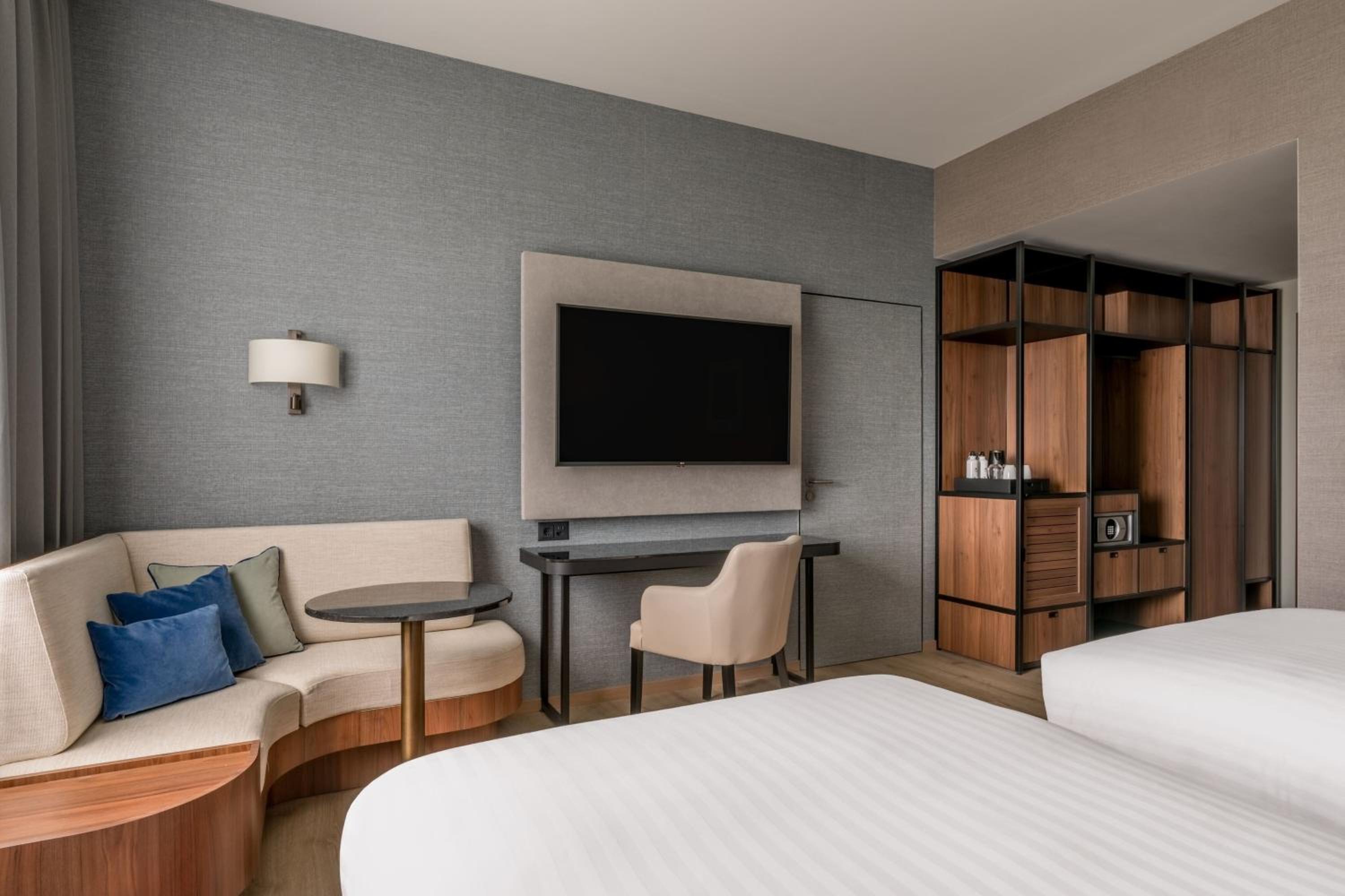 Premium Twin Room - Photo 4