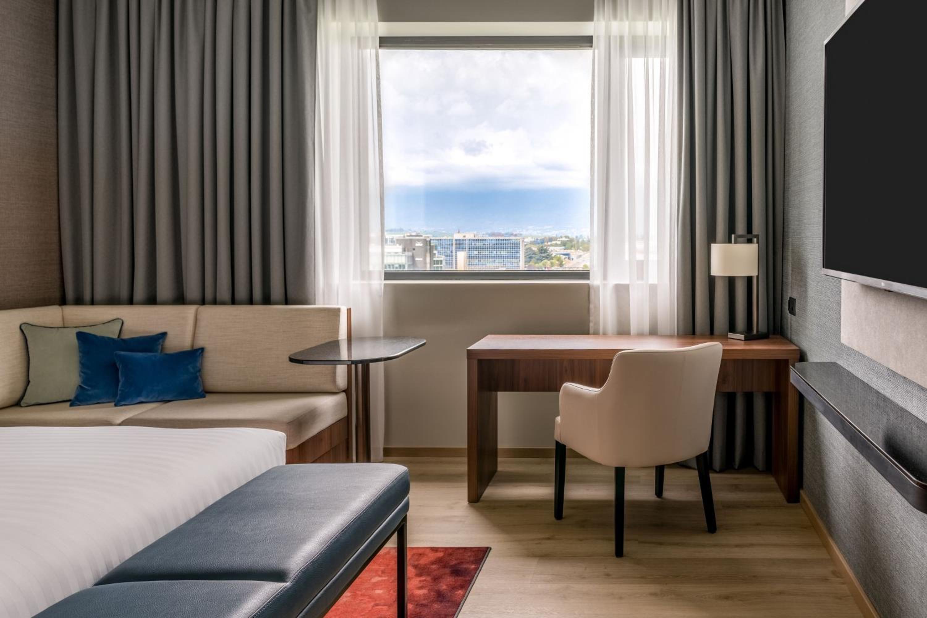 Deluxe King Room - Photo 4