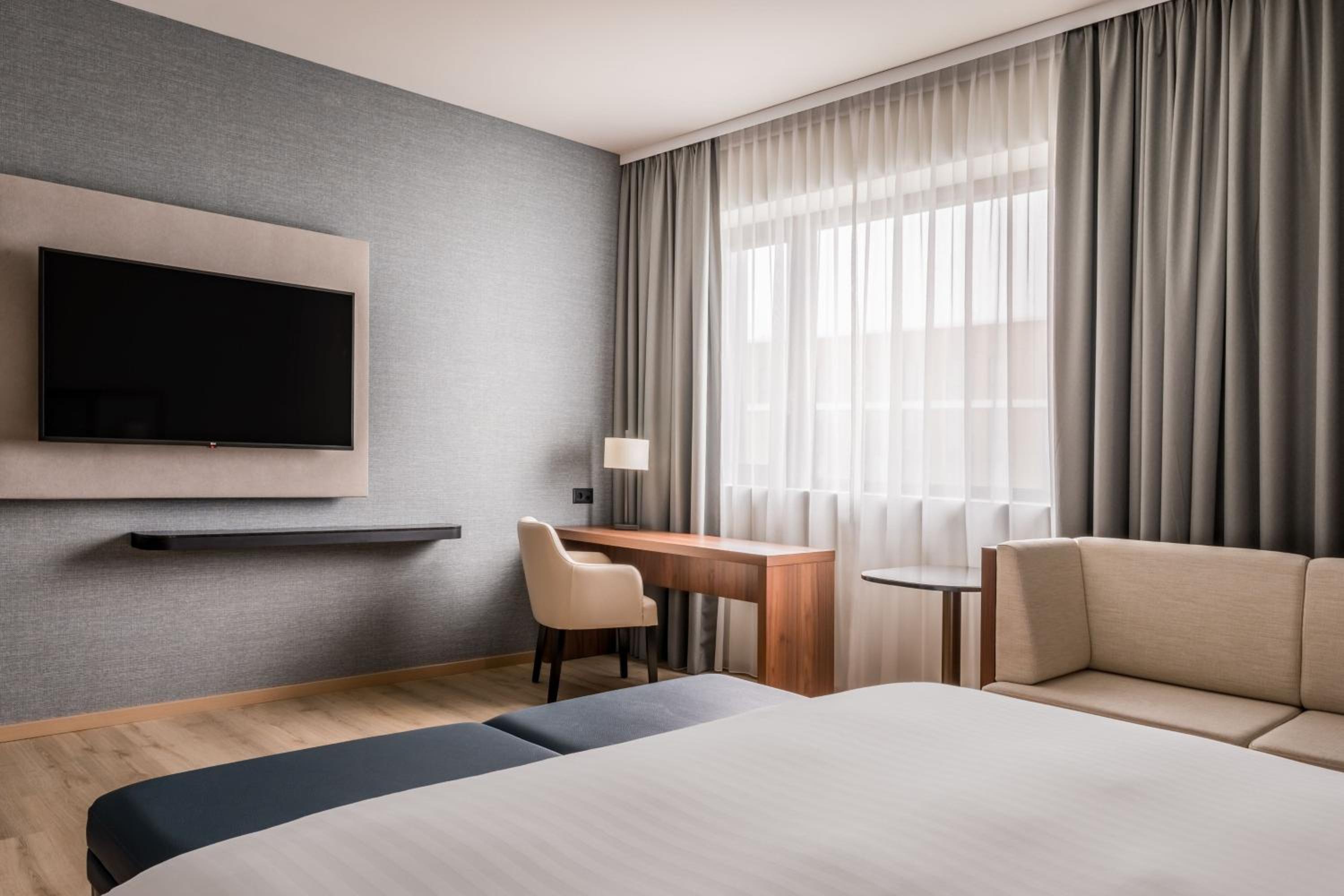Superior King Room - Photo 3