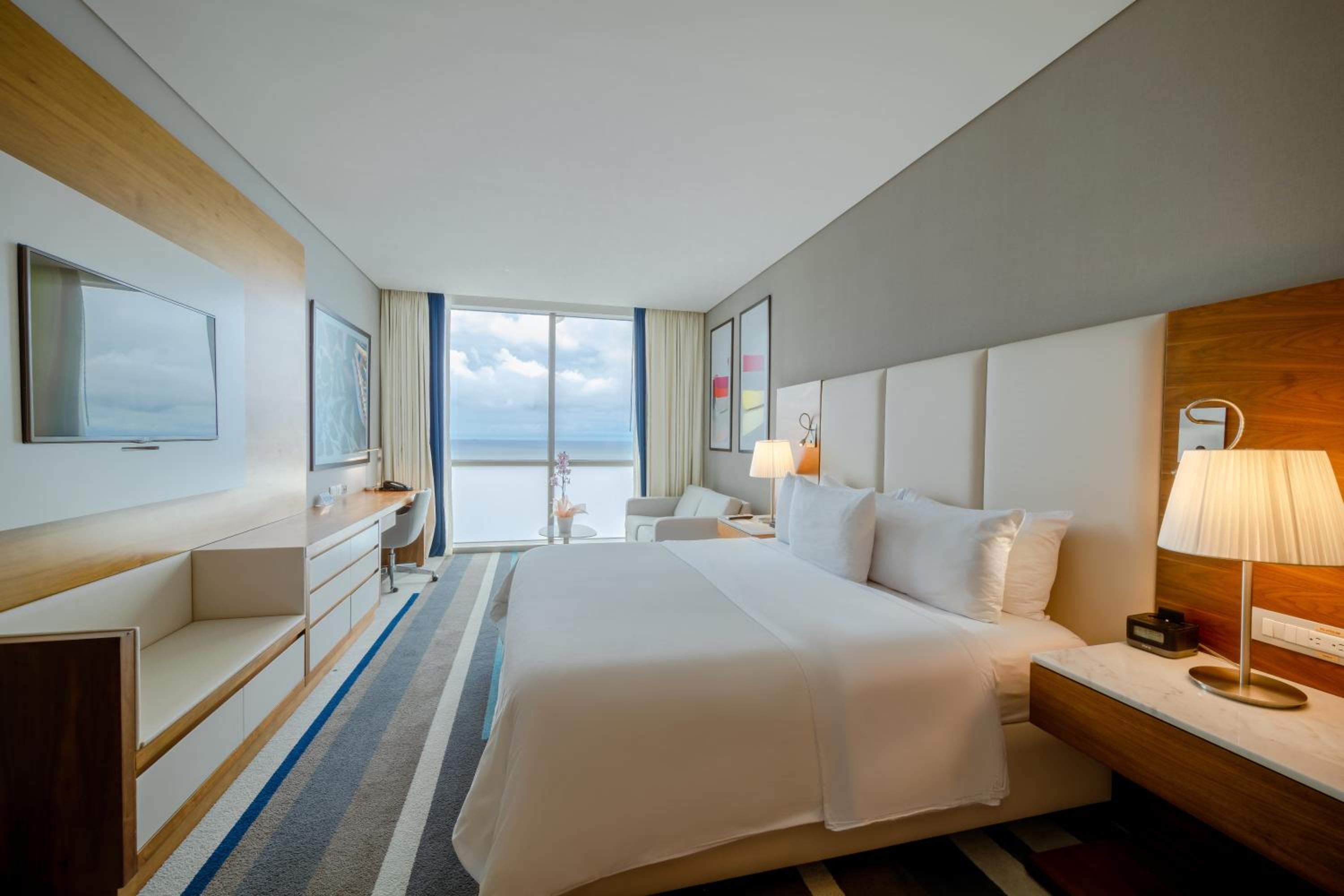 Classic King Smart Room with Ocean View photo 2