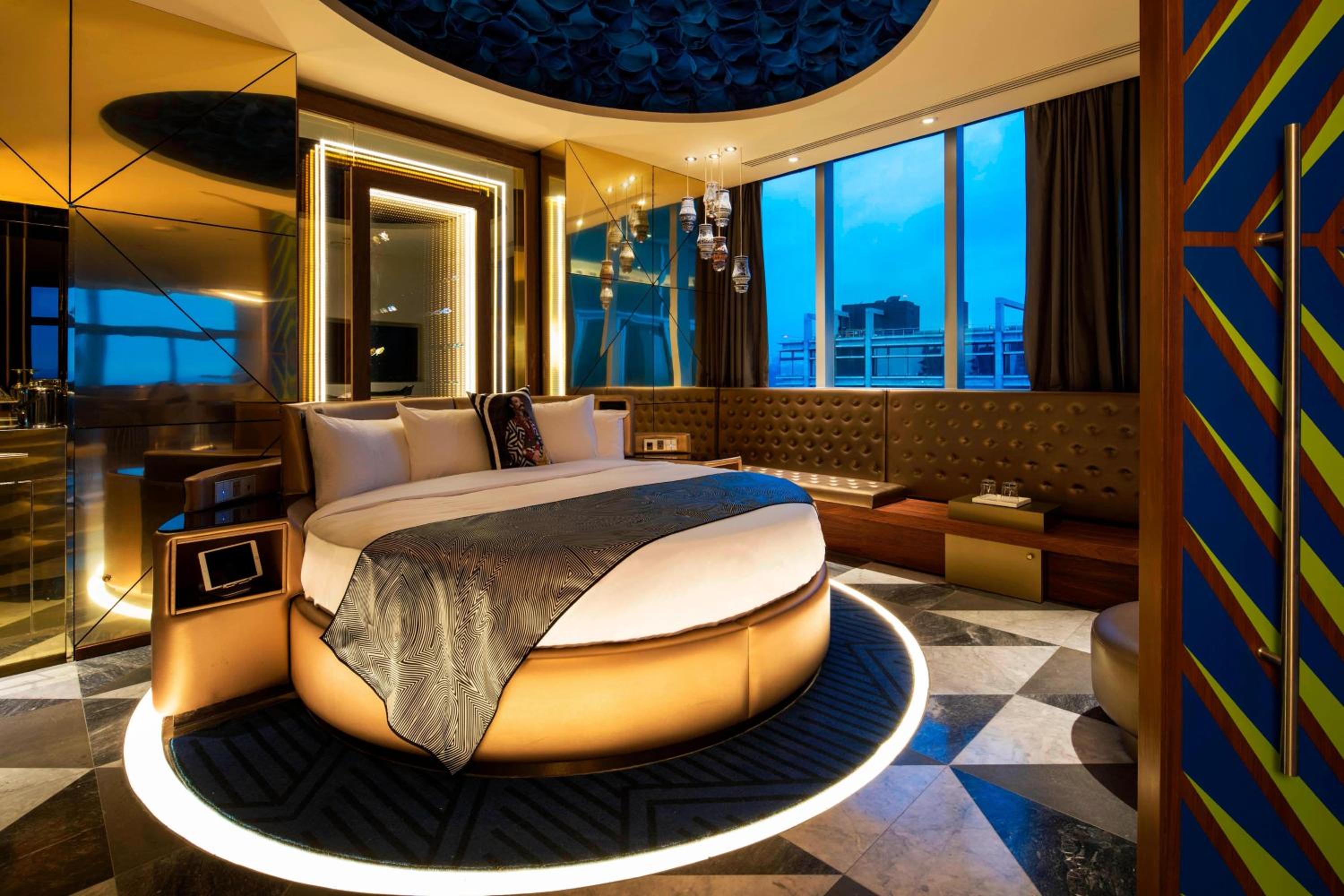 Penthouse King Room with City View and Balcony - Top Floor photo 2