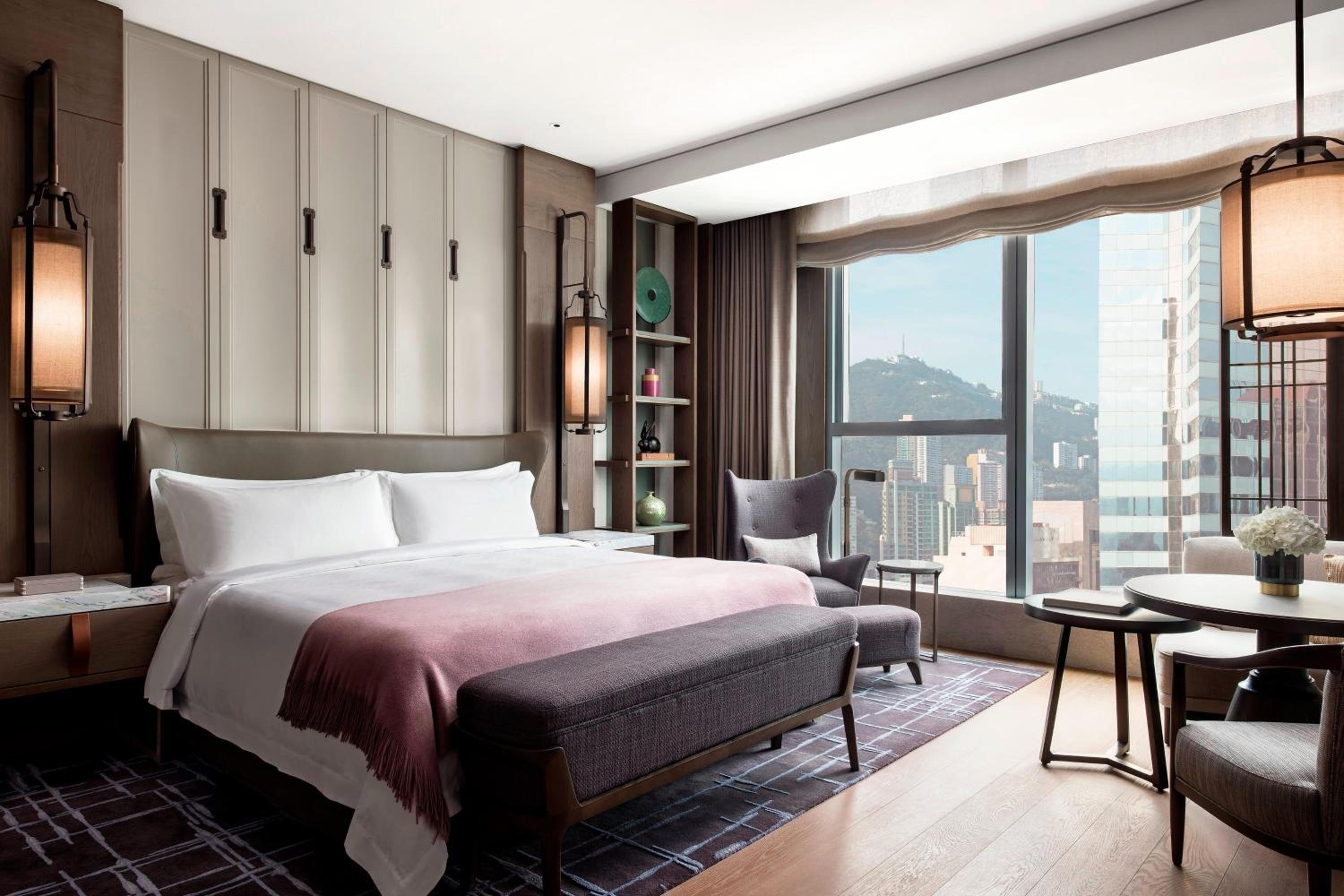 Deluxe King Room with City View thumbnail 5