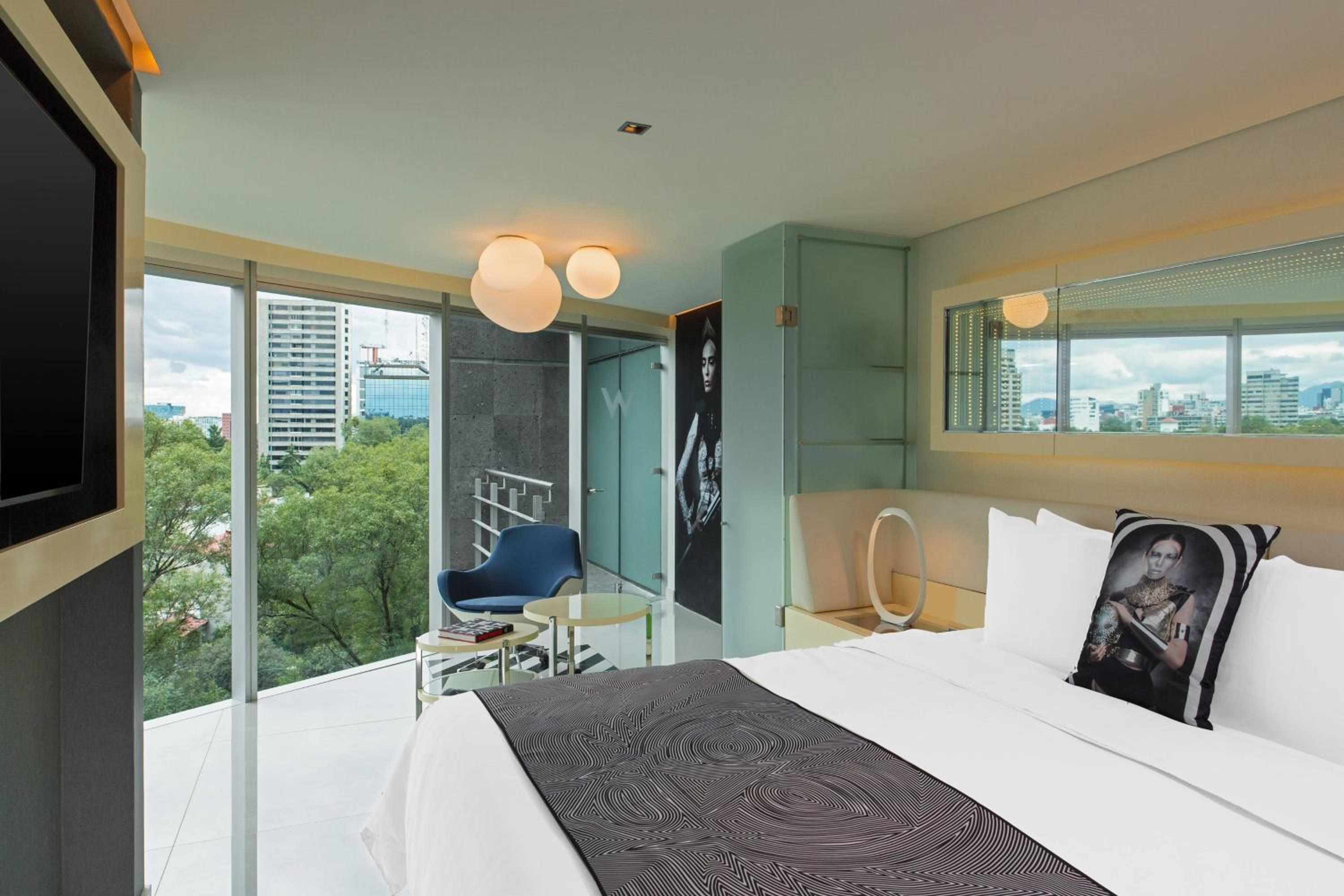 Urban One-Bedroom King Suite with City View - Corner Room photo 1