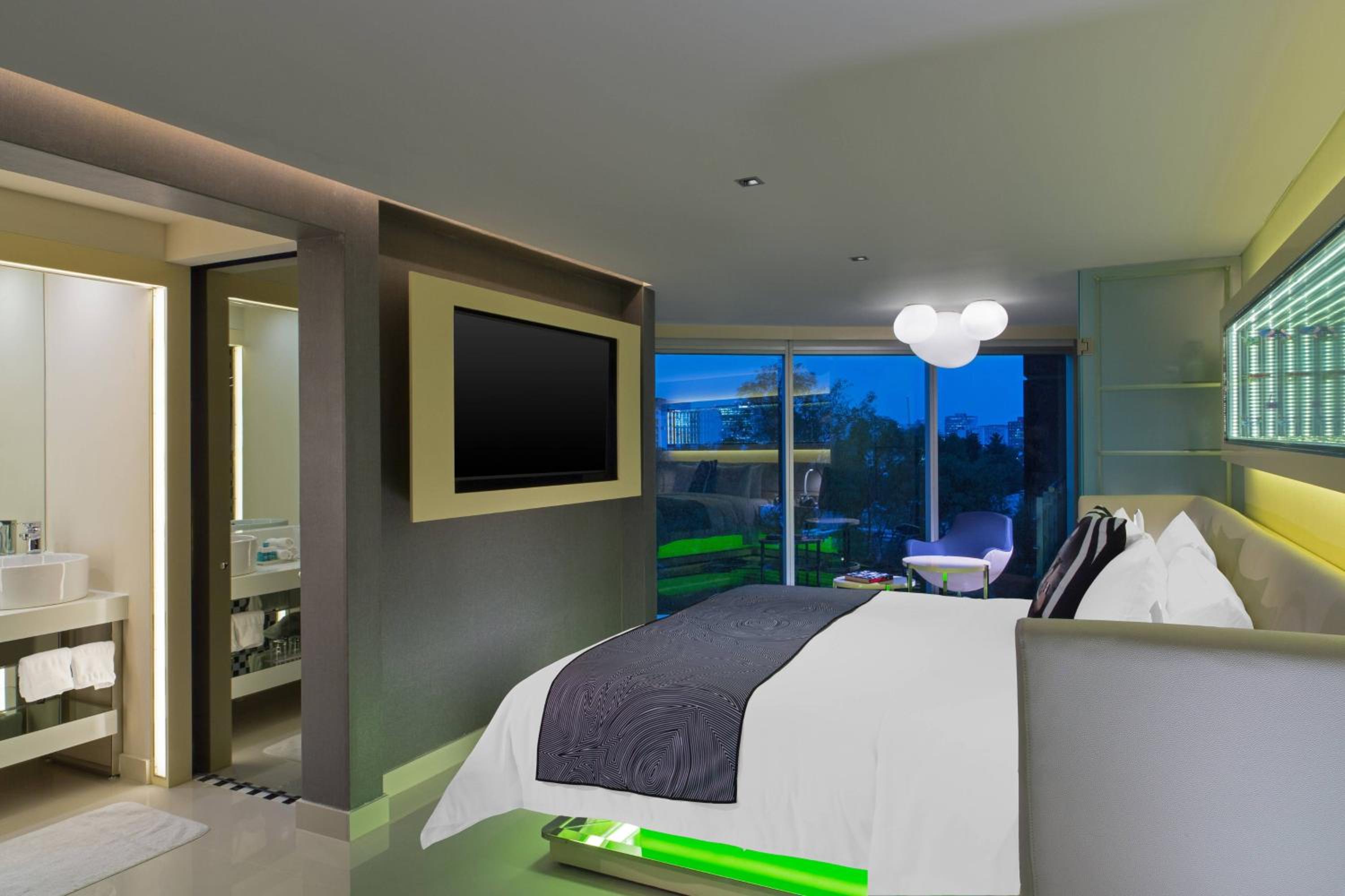 Urban One-Bedroom King Suite with City View - Corner Room photo 2