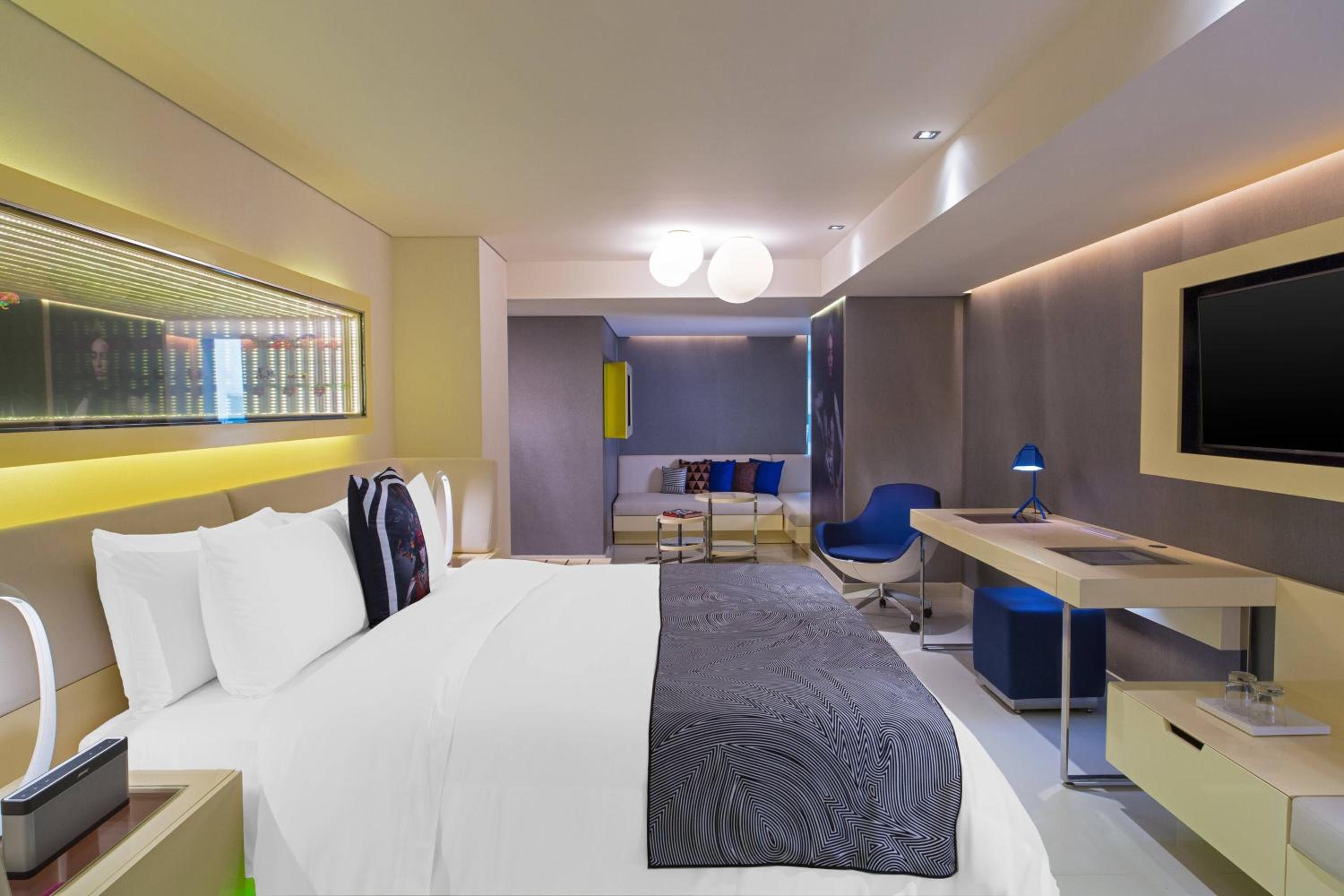 Premier One-Bedroom King Suite with City View - Corner Room photo 2