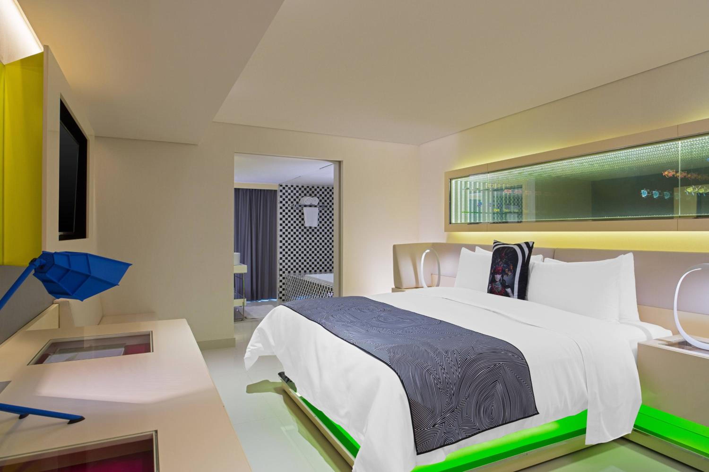 Urban One-Bedroom King Suite with City View - Corner Room photo 3