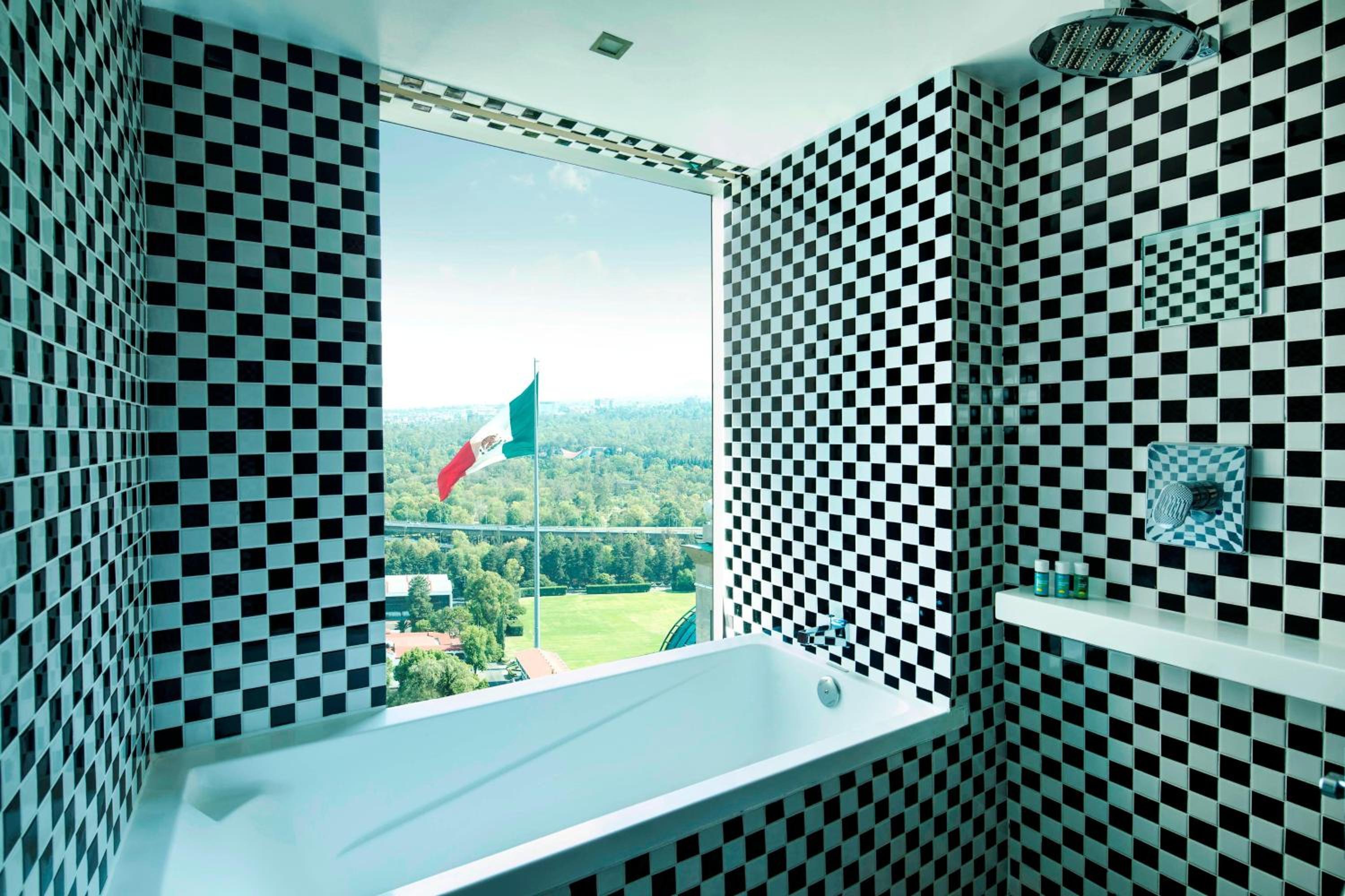Urban One-Bedroom King Suite with City View - Corner Room photo 2