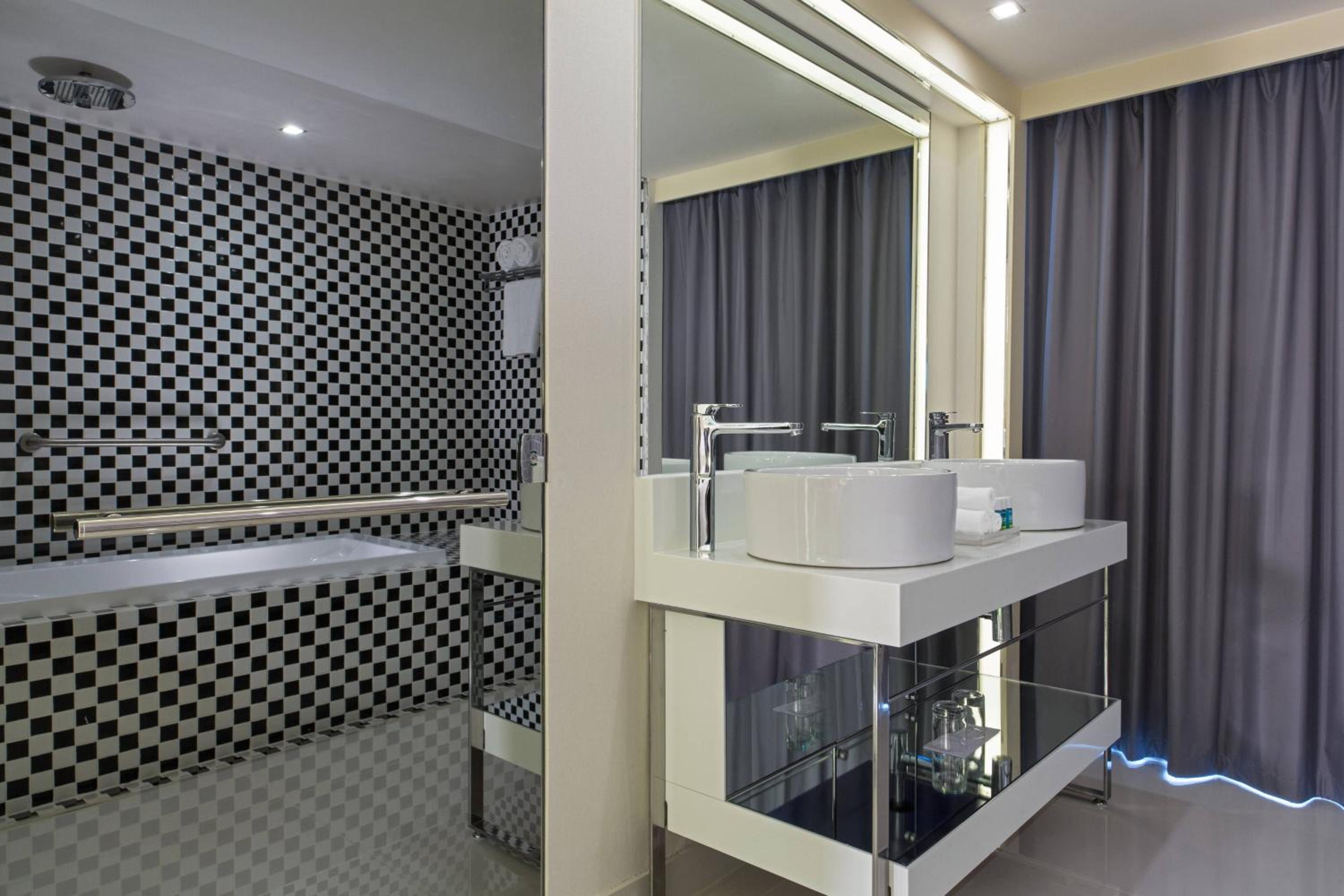 Premier One-Bedroom King Suite with City View - Corner Room photo 3