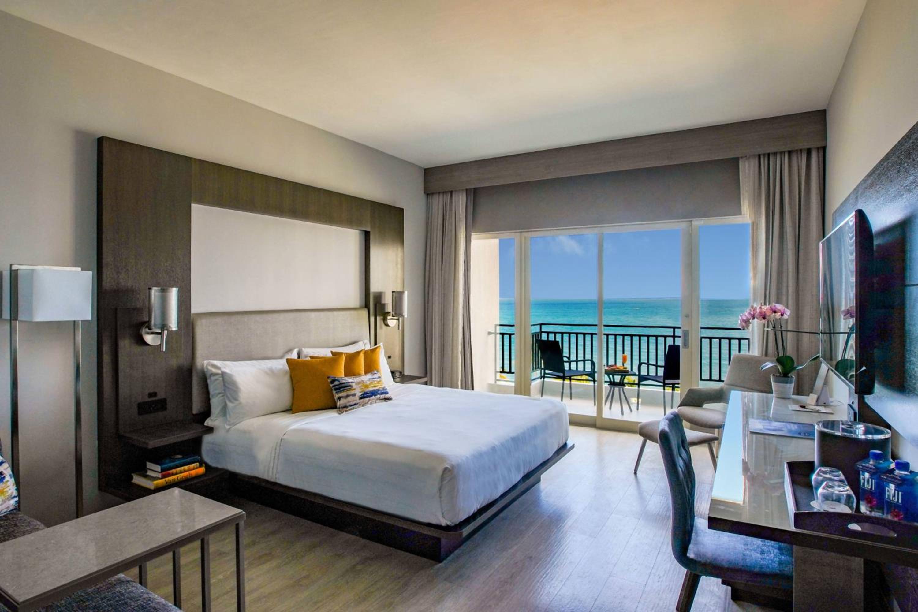 Ocean View Room with King Bed, Balcony, Cabana - Photo 1