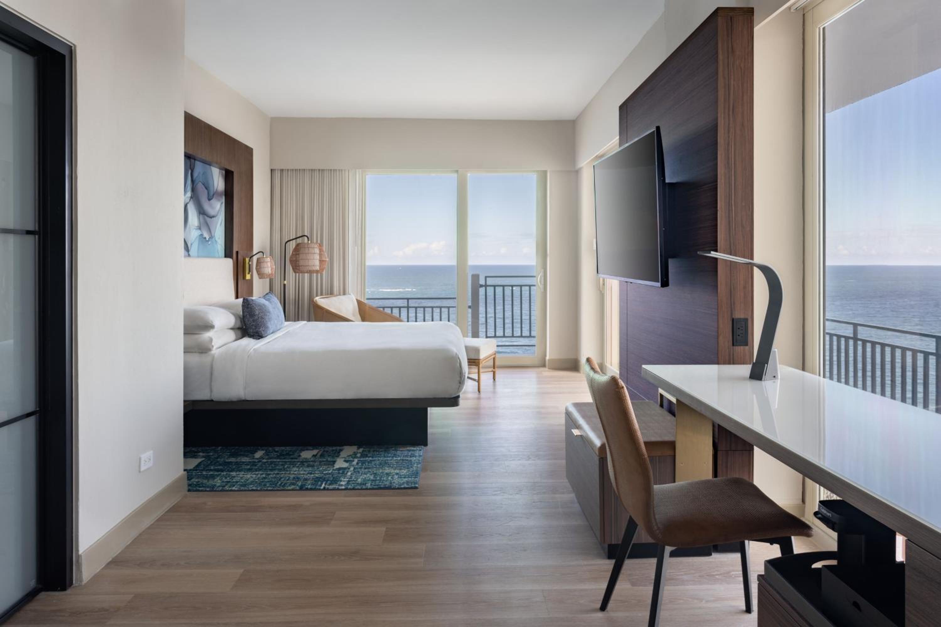 King Corner Larger Ocean Front Room, Balcony, Tower