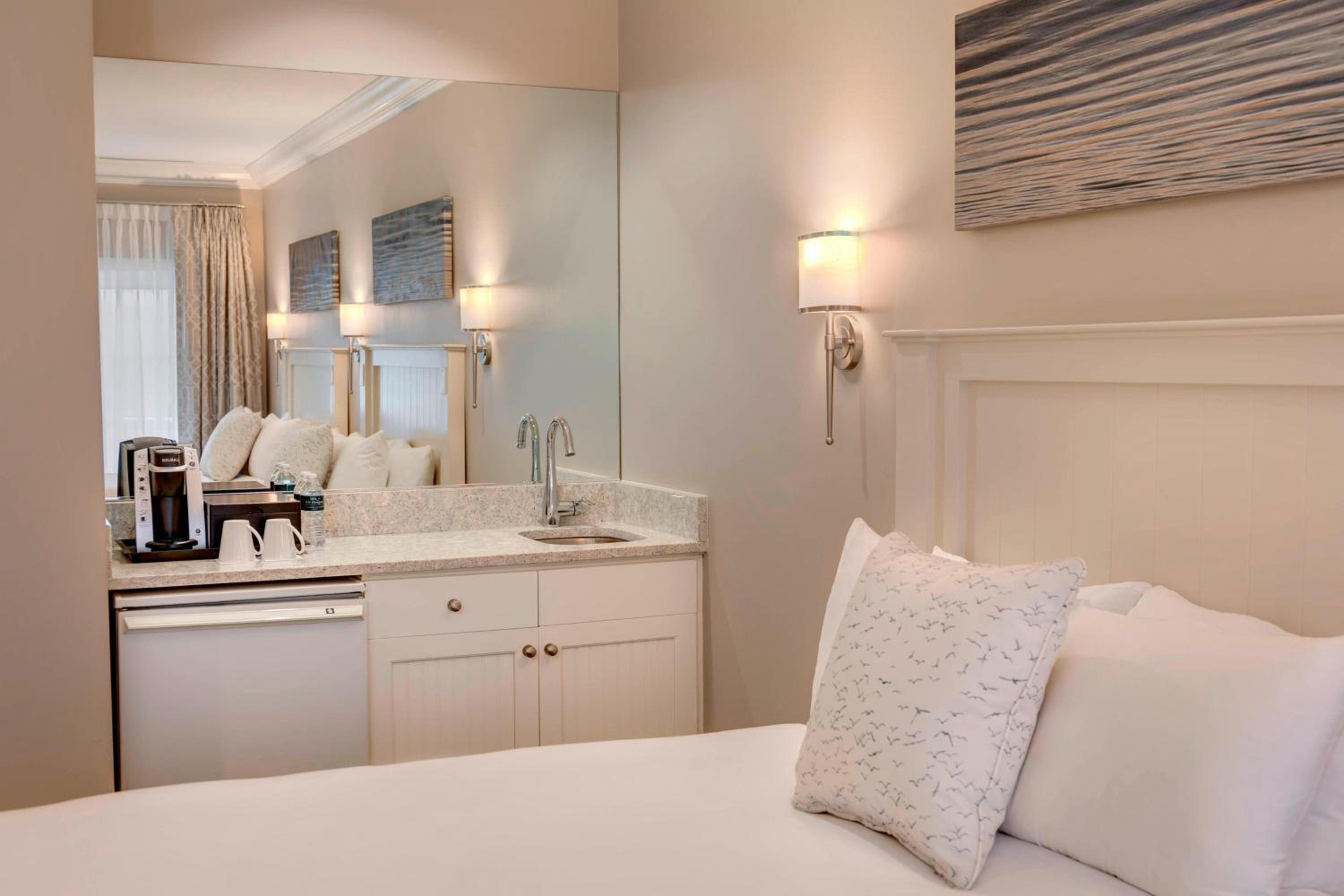 Two-Bedroom Grand Connecting Suite with Quarry View and Balcony photo 2