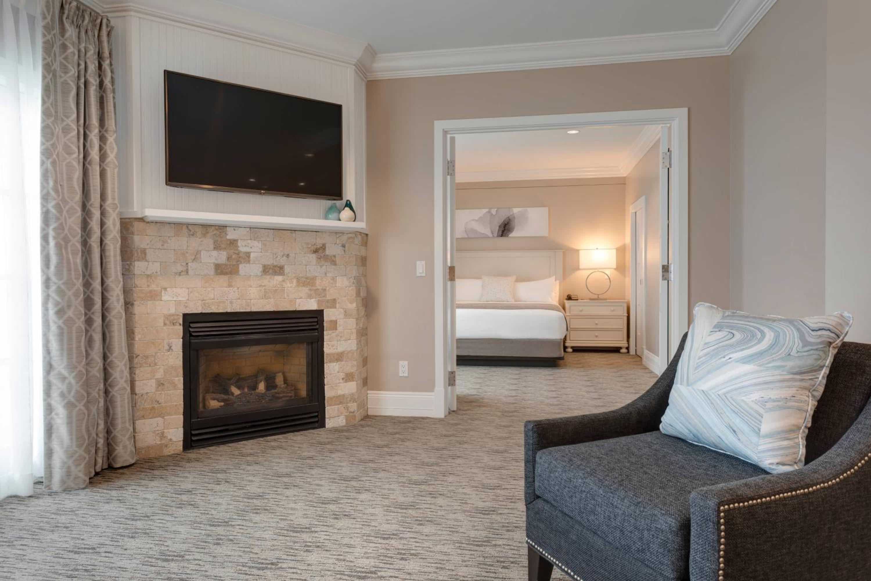 Two-Bedroom Specialty Suite with Lake View and Balcony photo 2