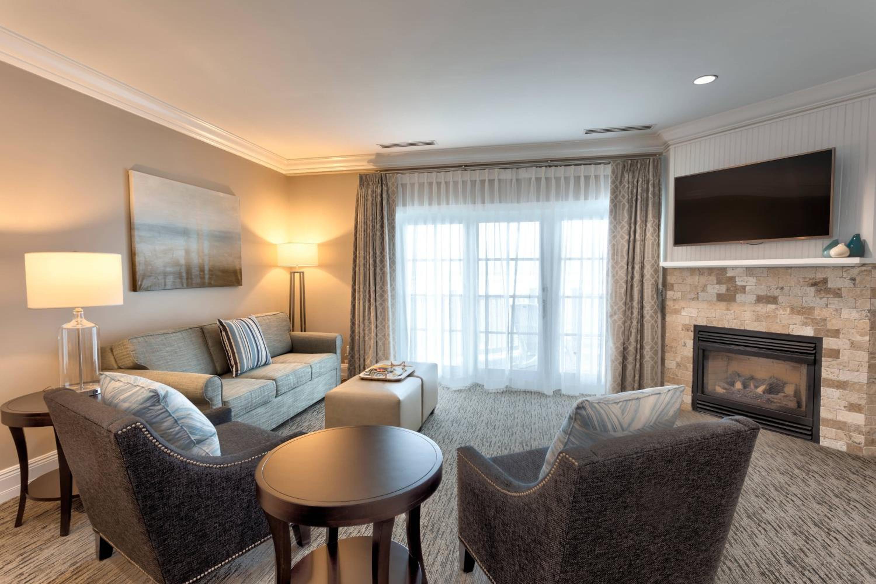 Two-Bedroom Specialty Suite with Lake View and Balcony photo 3