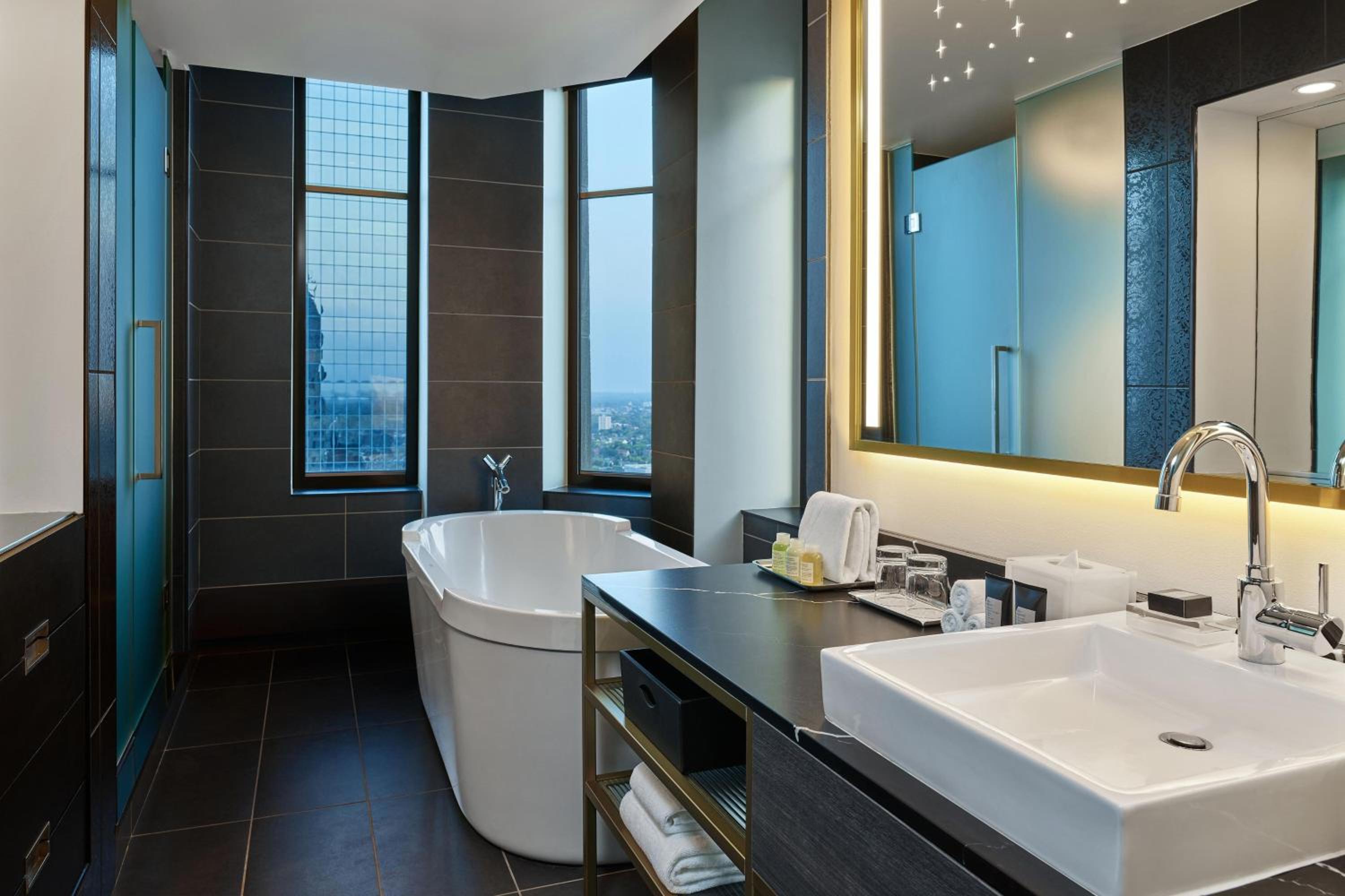 Extreme Wow, Suite, Bedroom 1: 1 King, Bedroom 2: 1 King, photo 6