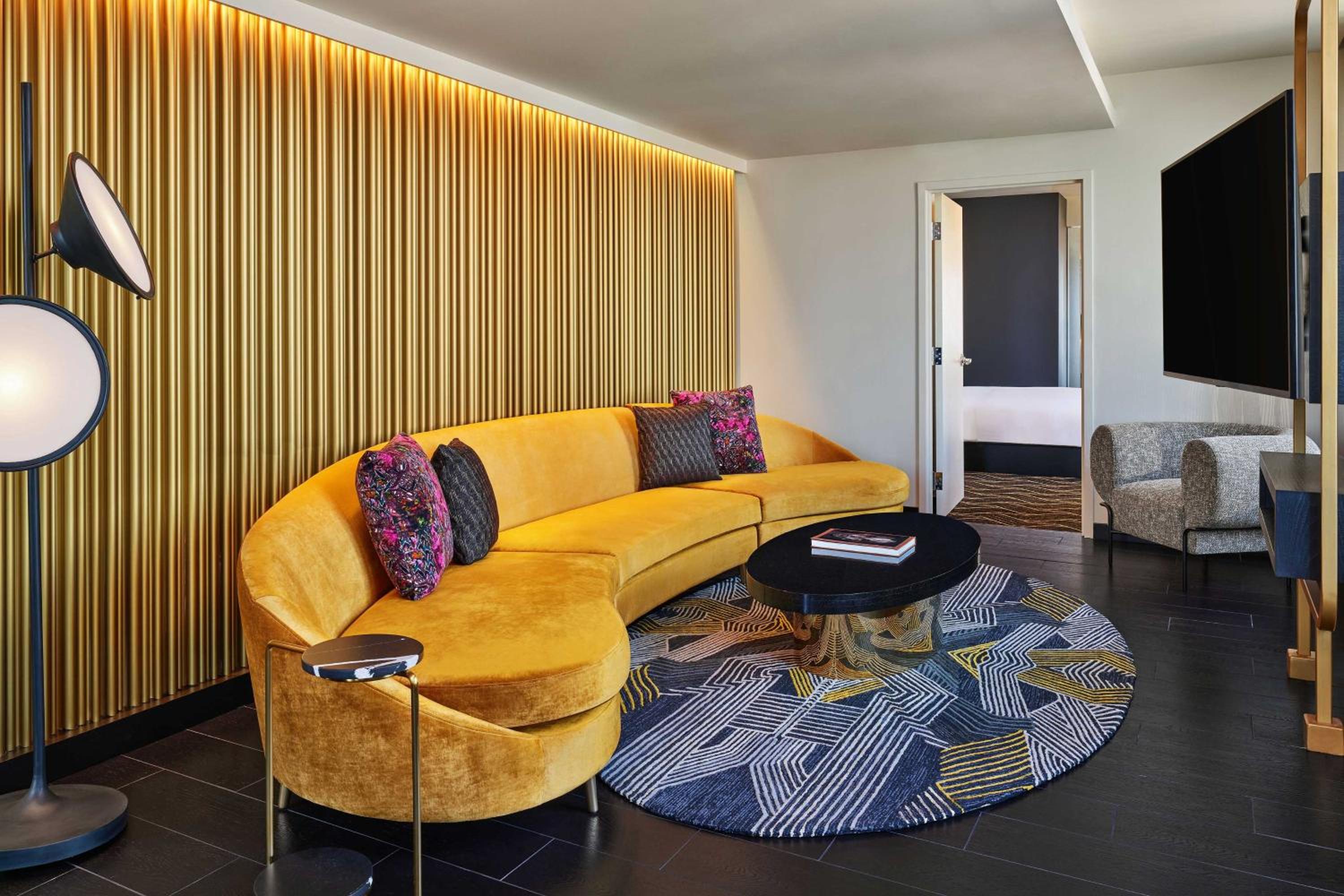Wow, Suite, 1 King, City view