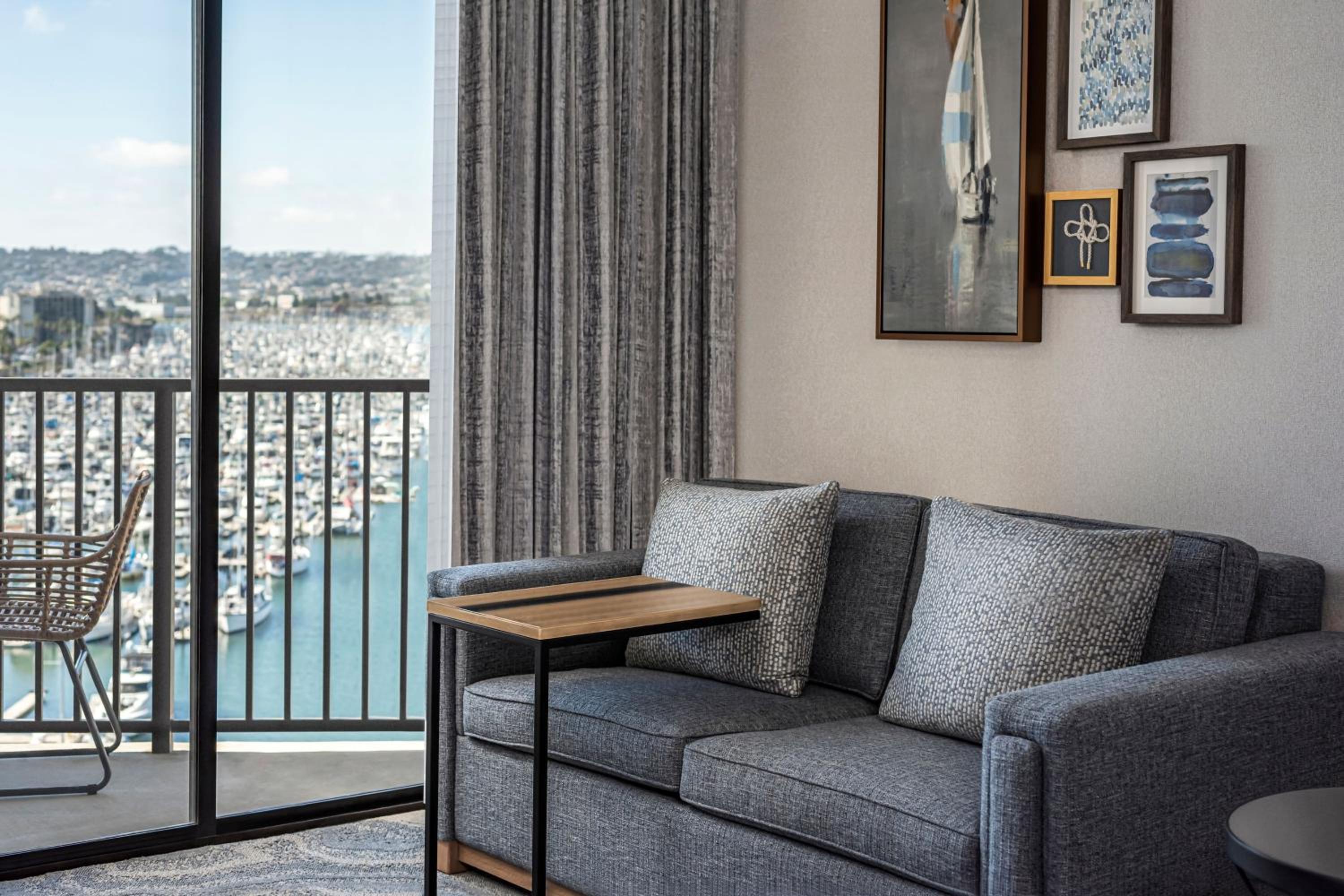 1 King Bed, Marina Tower, Traditional Guest Room - Photo 3