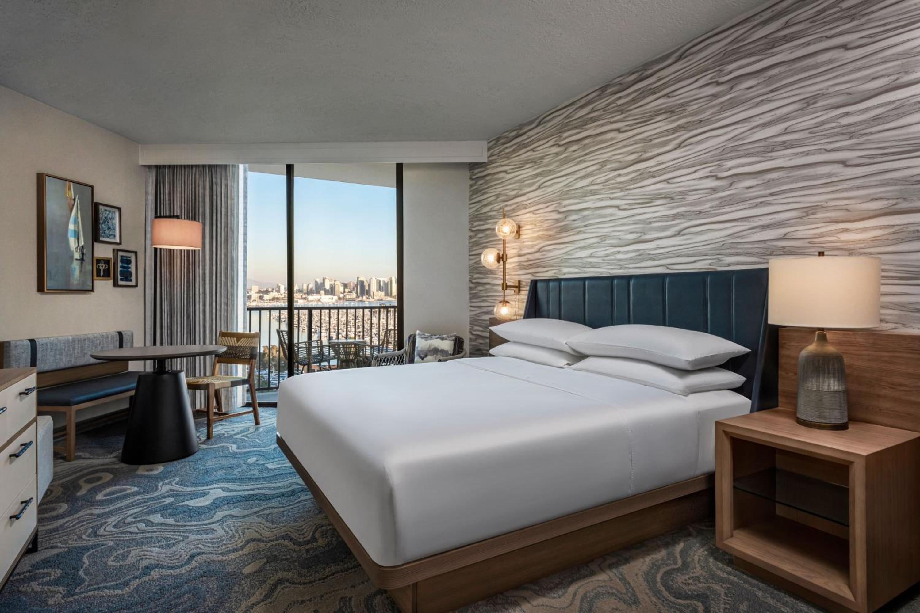 1 King Bed, Marina Tower, Traditional Guest Room - Photo 4