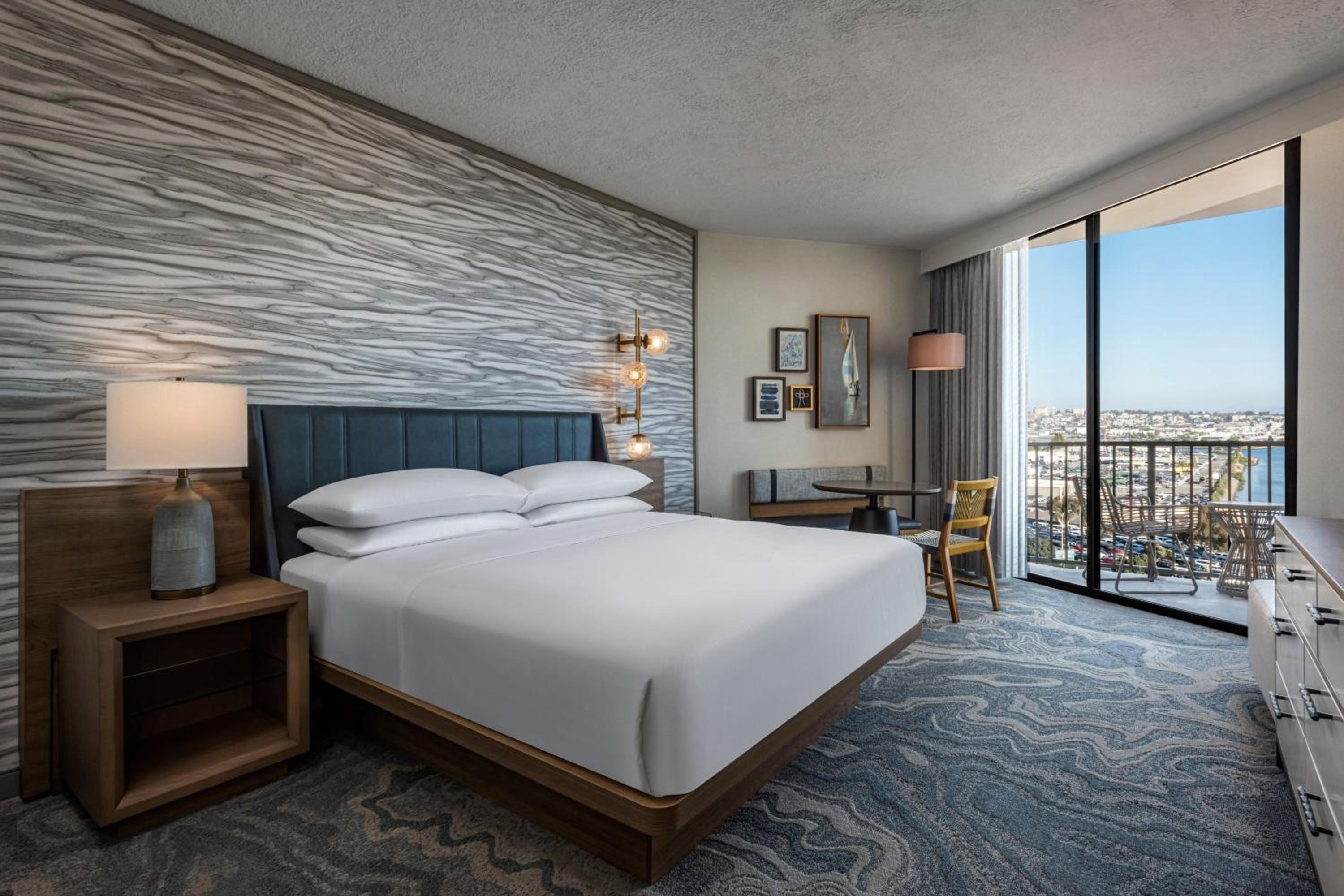 1 King Bed, Marina Tower, Deluxe Guest Room - Photo 6