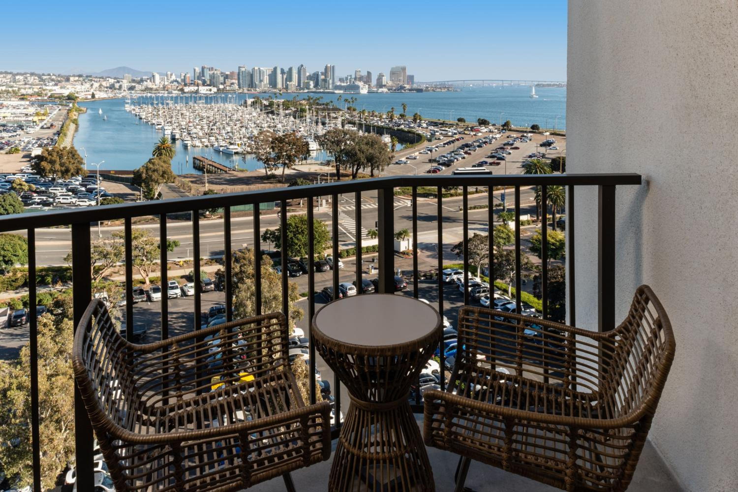 Renovated Deluxe Queen Room with Skyline View - Photo 5