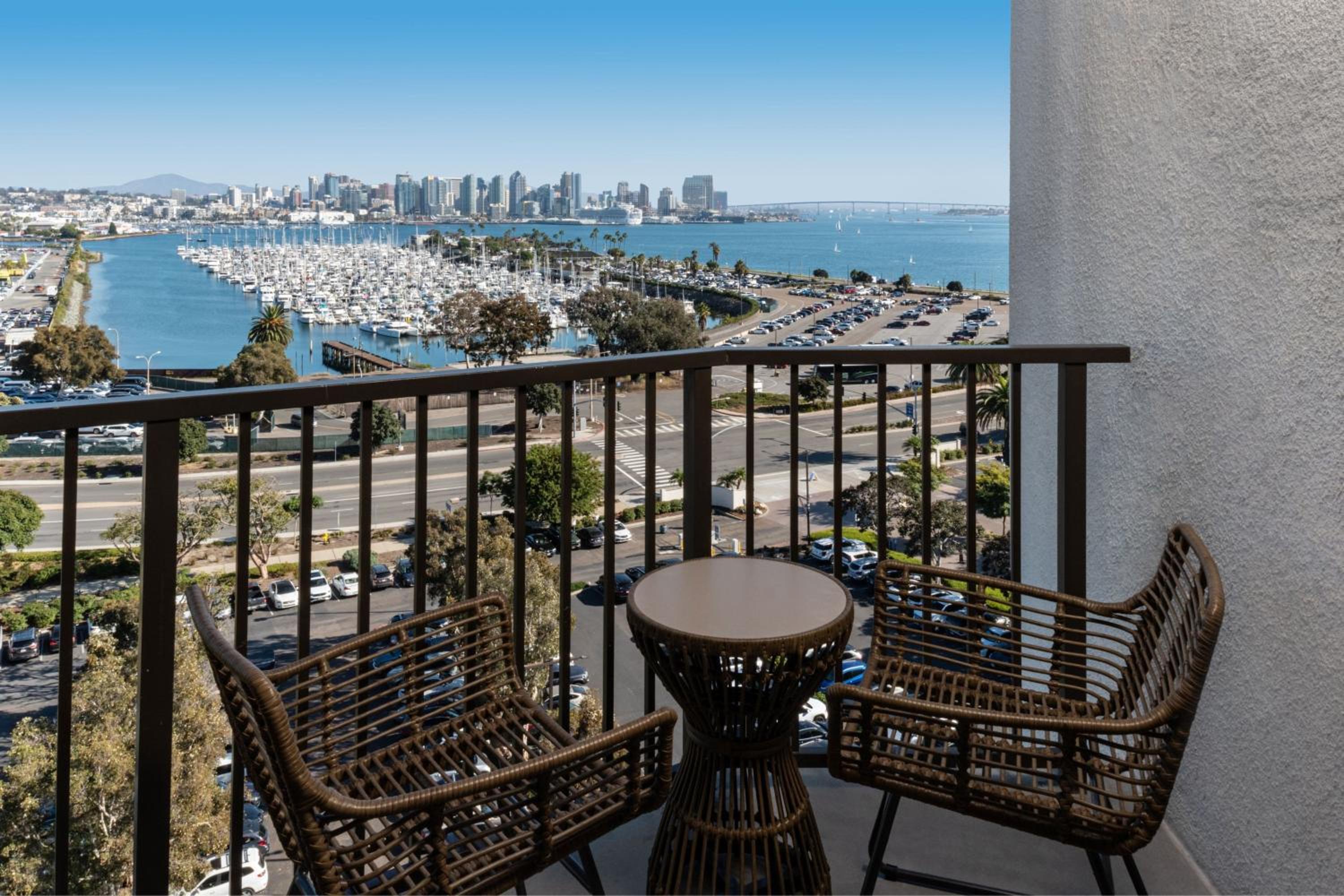 Renovated Deluxe Queen Room with Skyline View - Photo 6