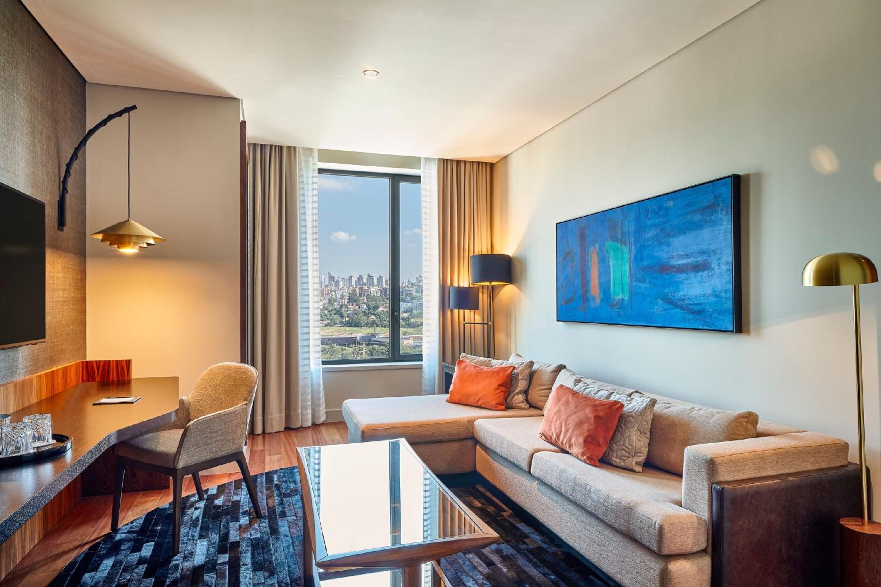 Executive King Suite - Executive Lounge Access thumbnail 6