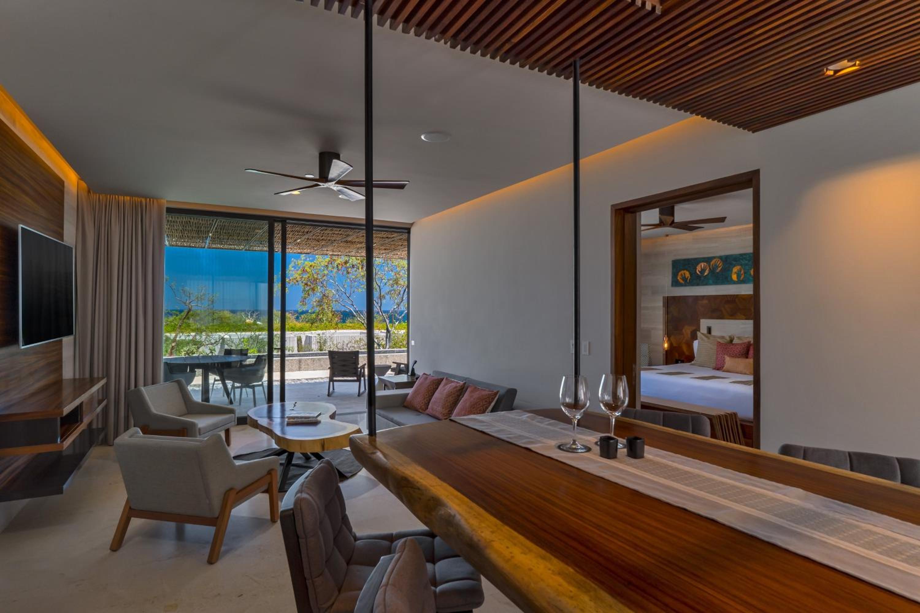 Suite de un dormitorio con cama king, vista al mar y piscina privada de inmersión.