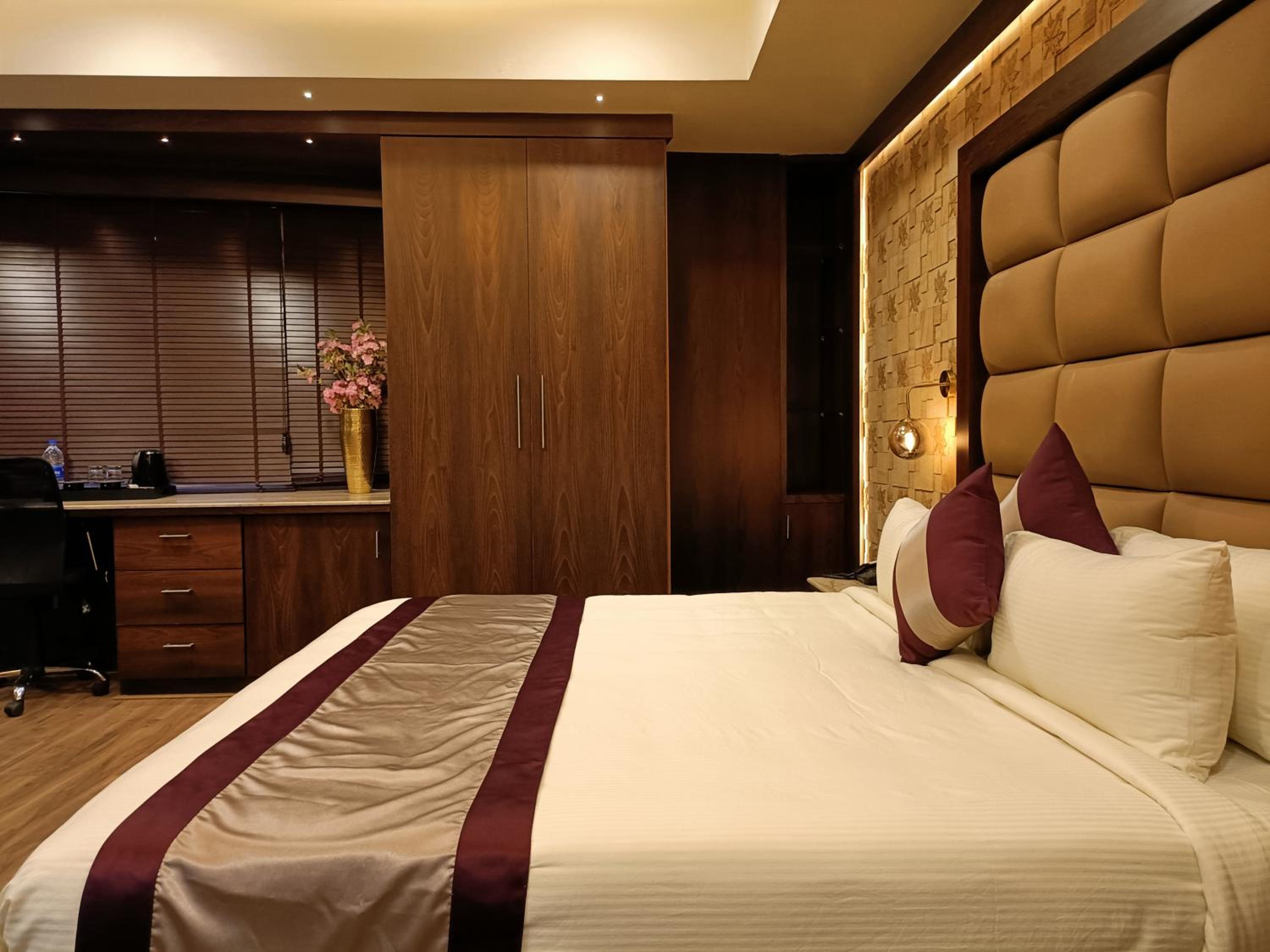 Superior King Room - Photo 8