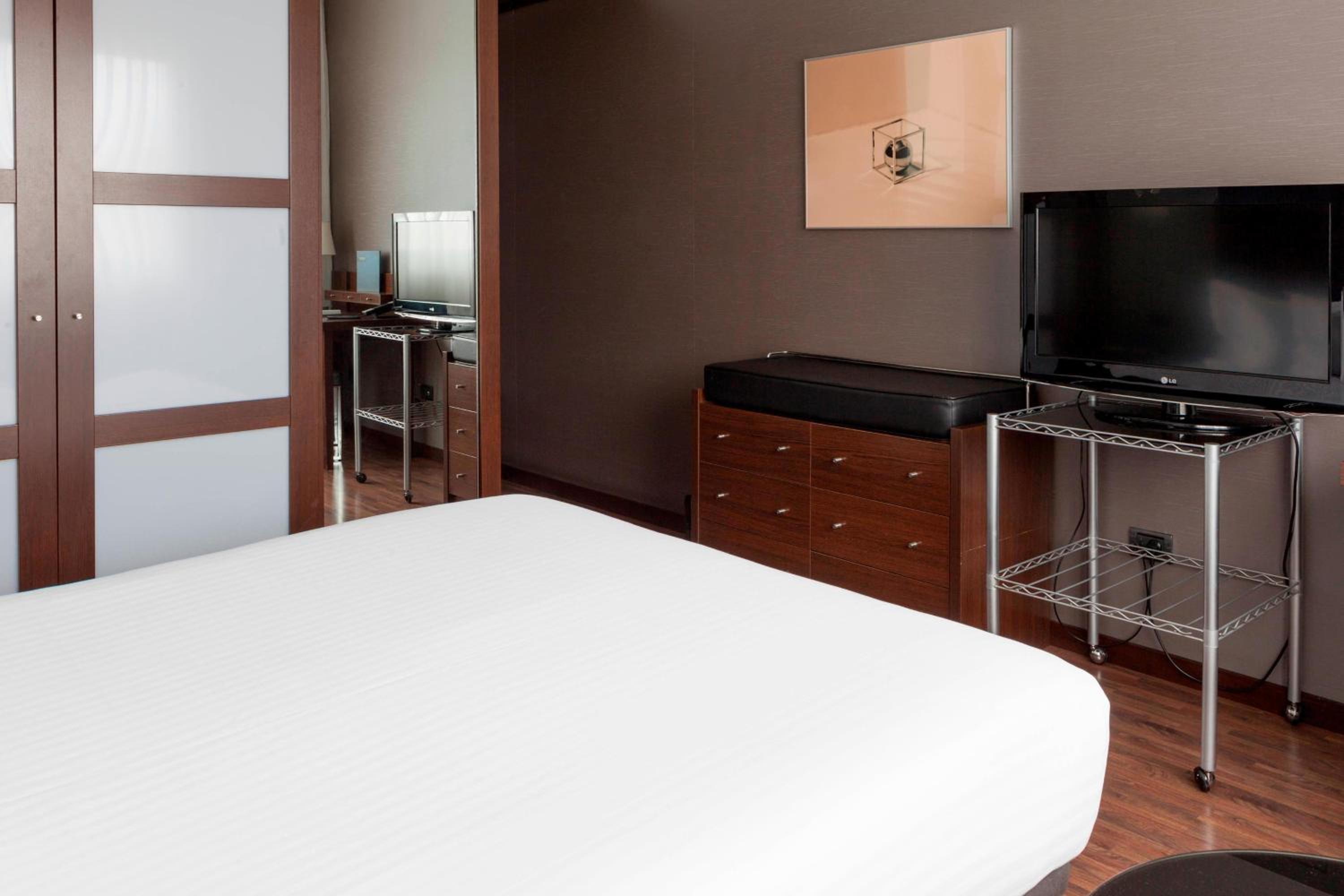 Standard Room, Guest room, 1 Queen - Photo 3