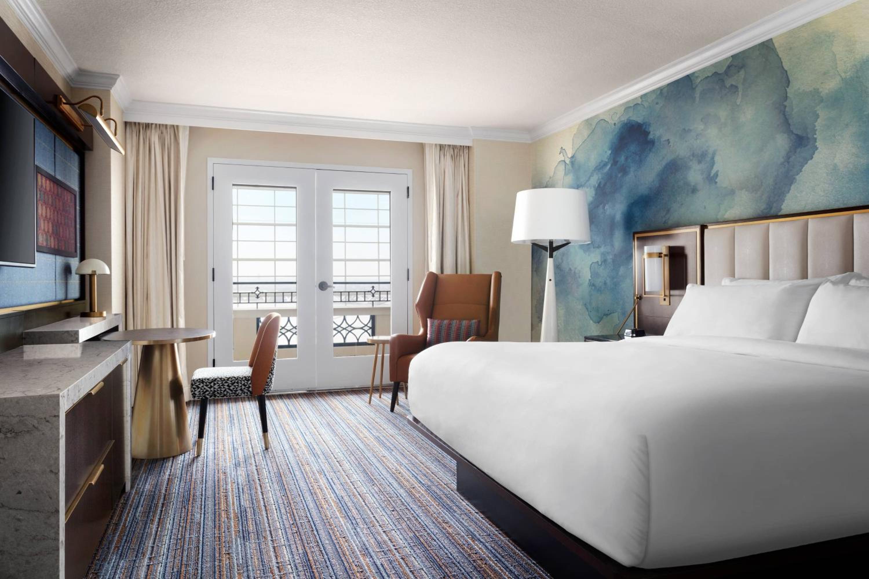 Atrium View, Guest room, 1 King, Atrium view - Photo 1