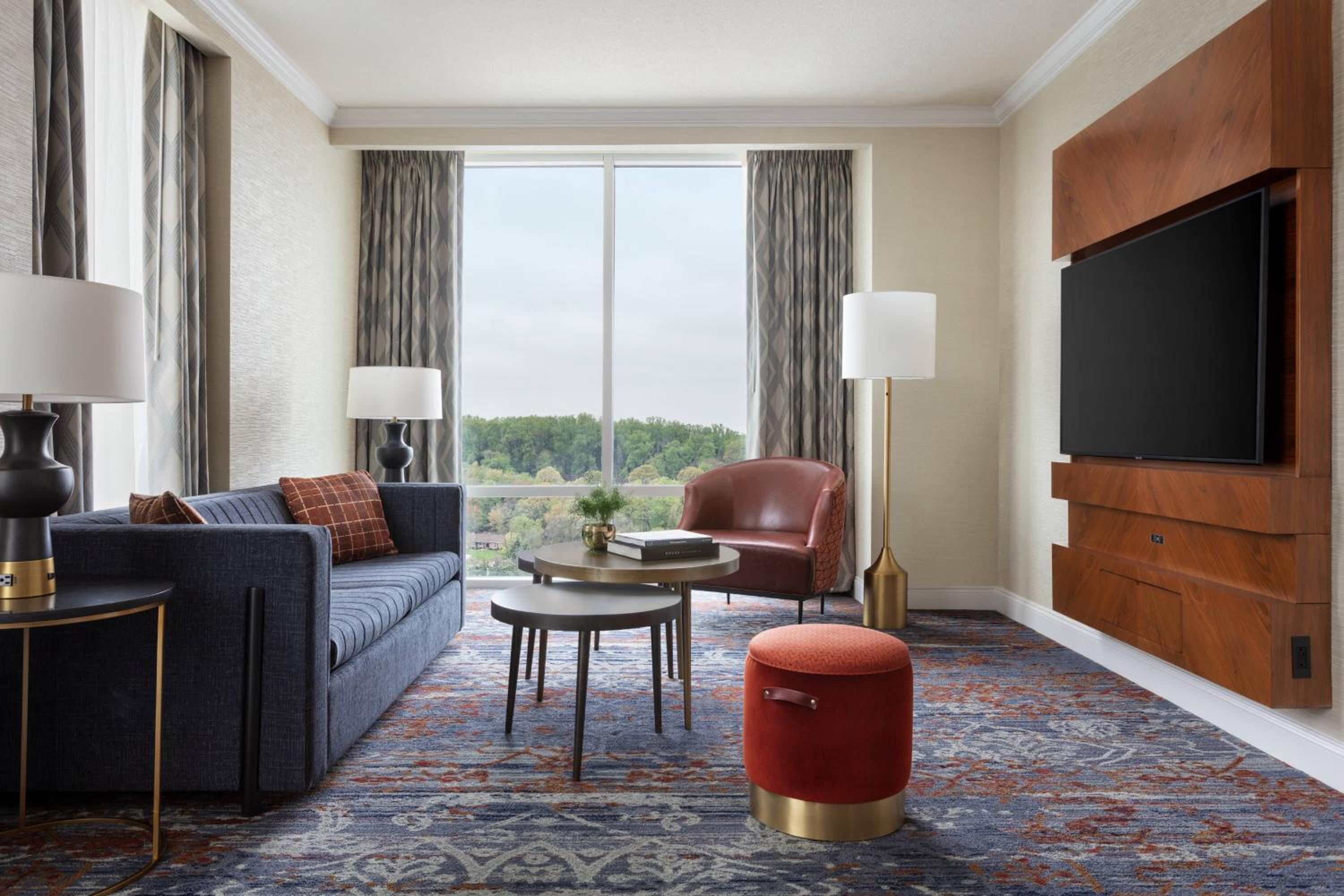 Executive King Suite - Photo 2