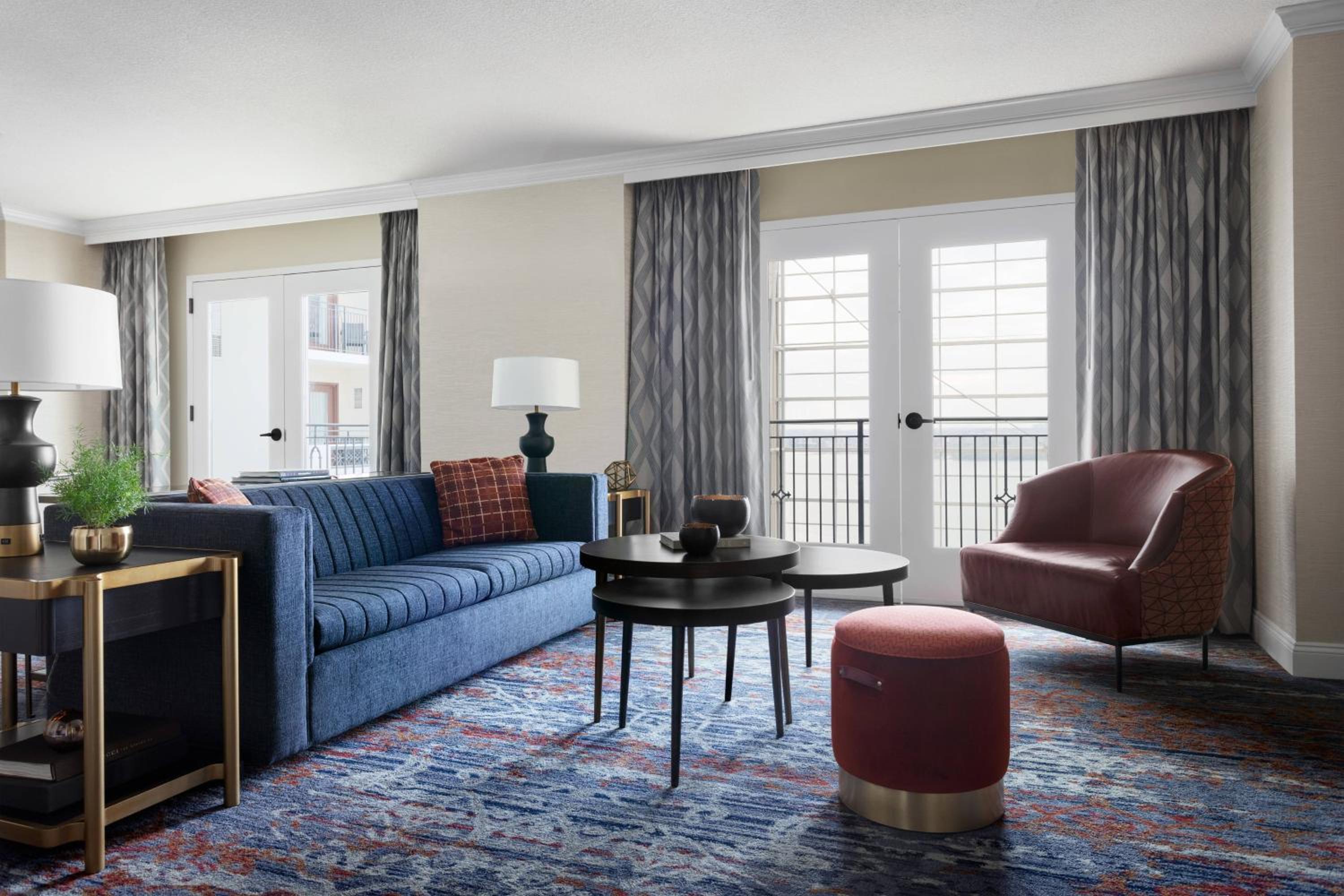 1 Bedroom Suite, 1 King, Atrium view - Photo 1