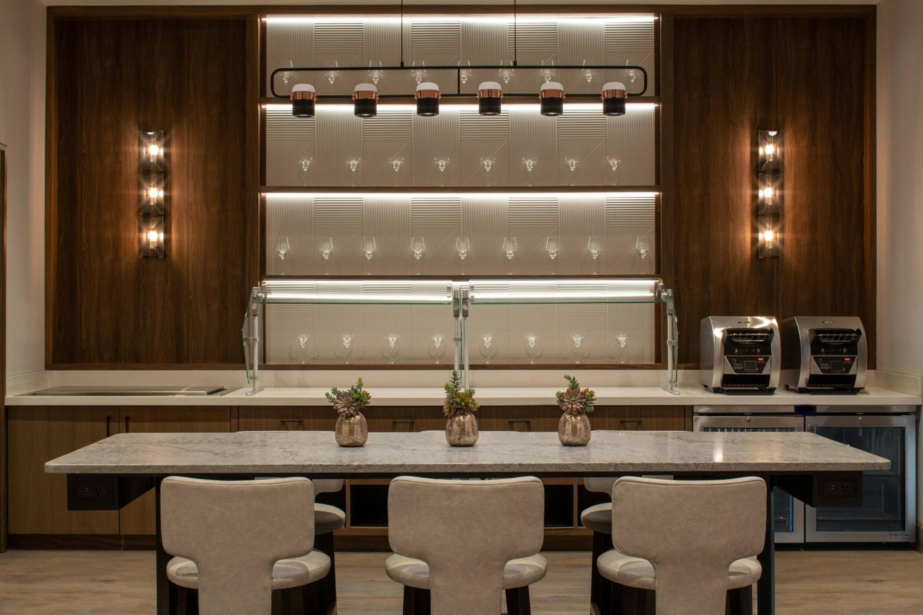 King Room - High Floor/Club Lounge Access - Photo 6