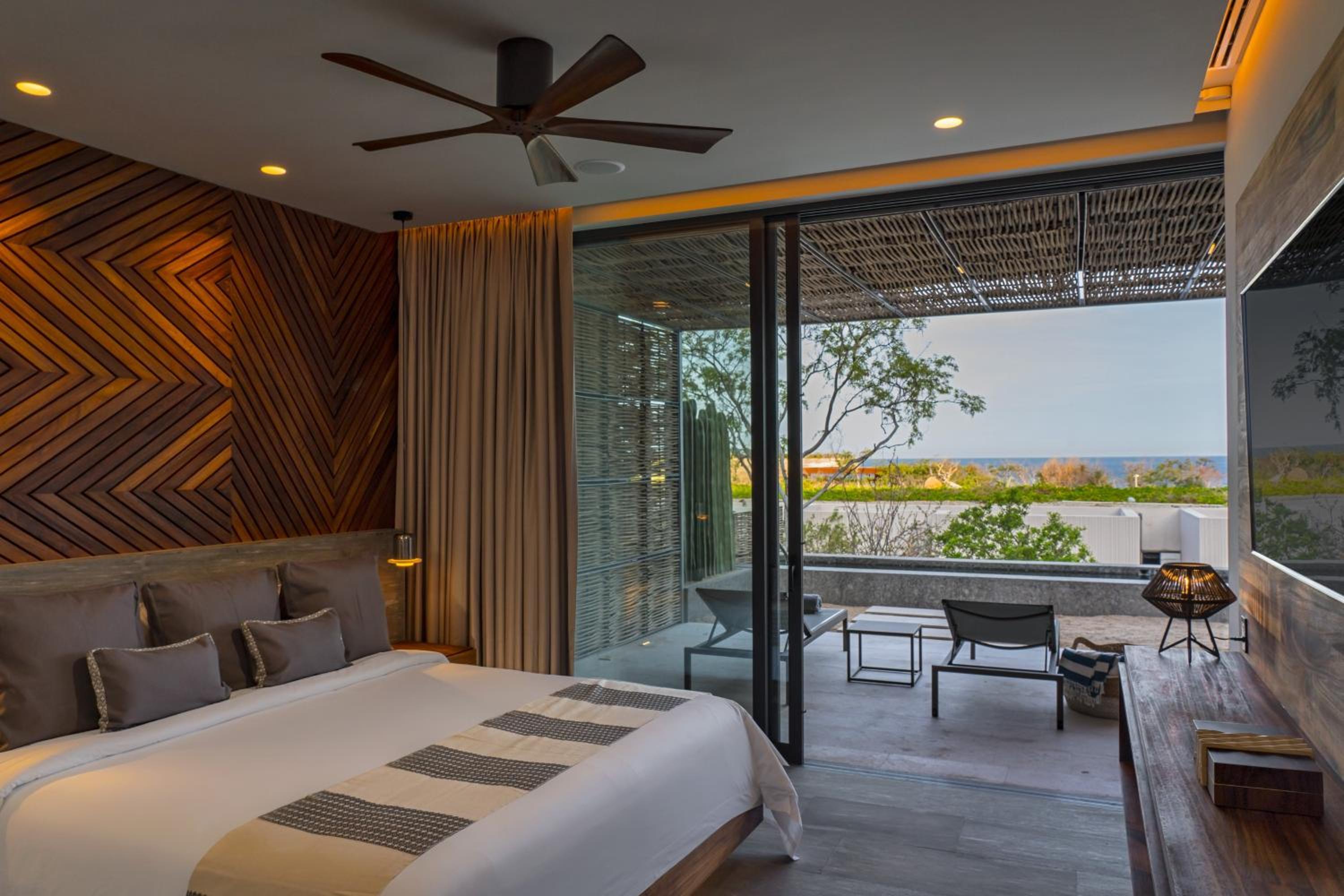 Suite de dos habitaciones con terraza, vista al mar y piscina privada.