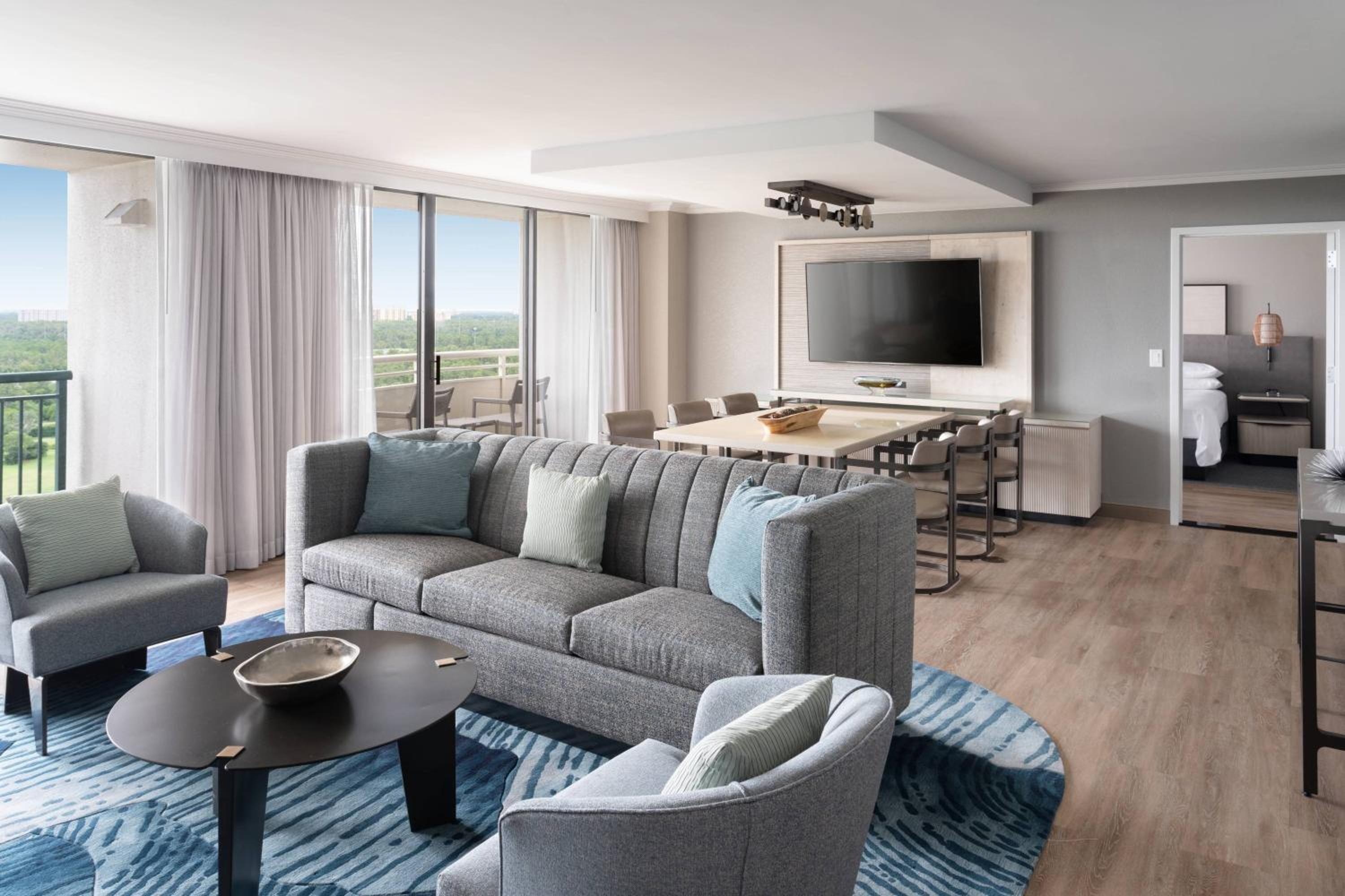 Ambassador Queen Suite with Sofa Bed and Pool-Laser Show View