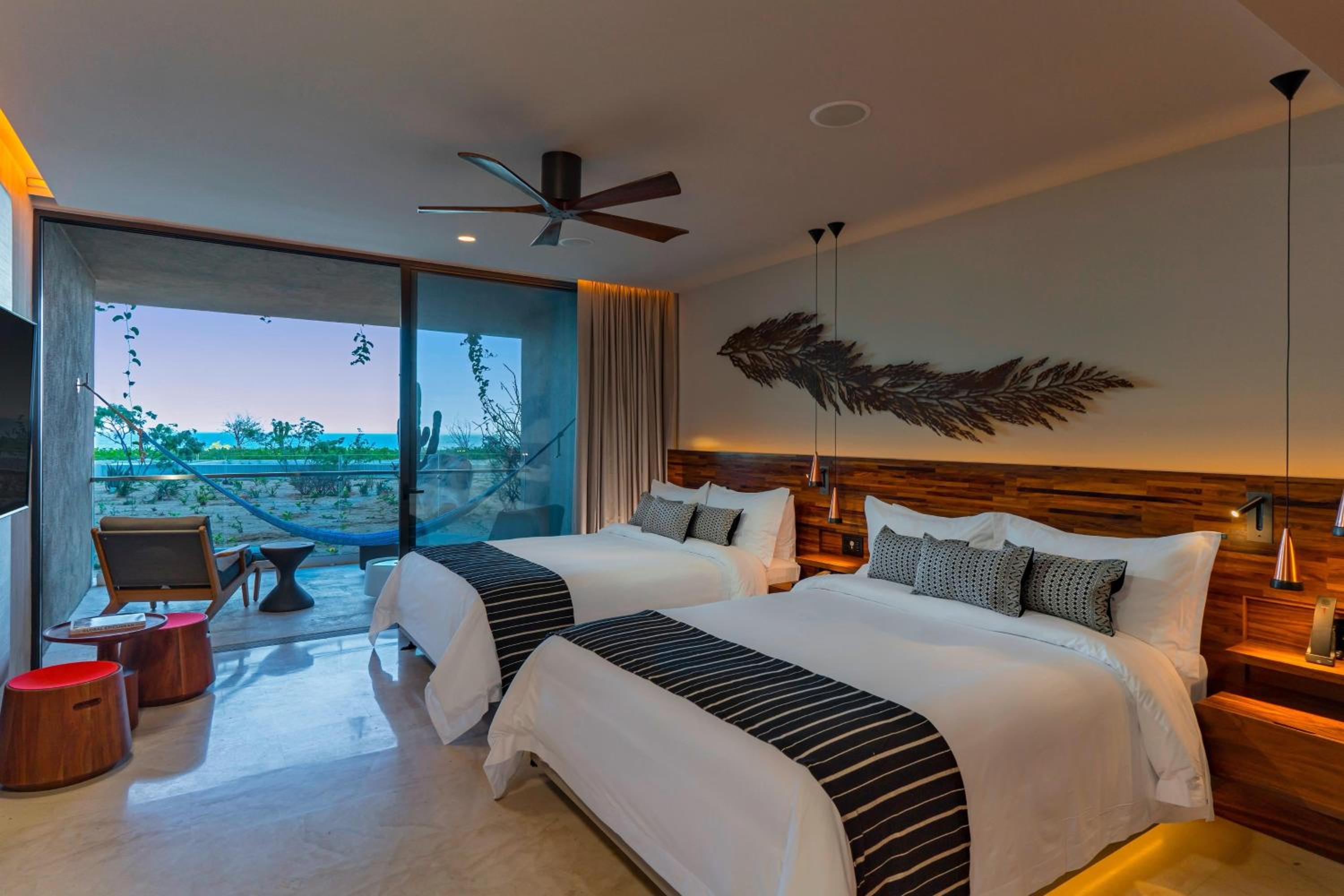 Habitación Oasis Queen con Dos Camas Queen, Balcón y Vista al Océano