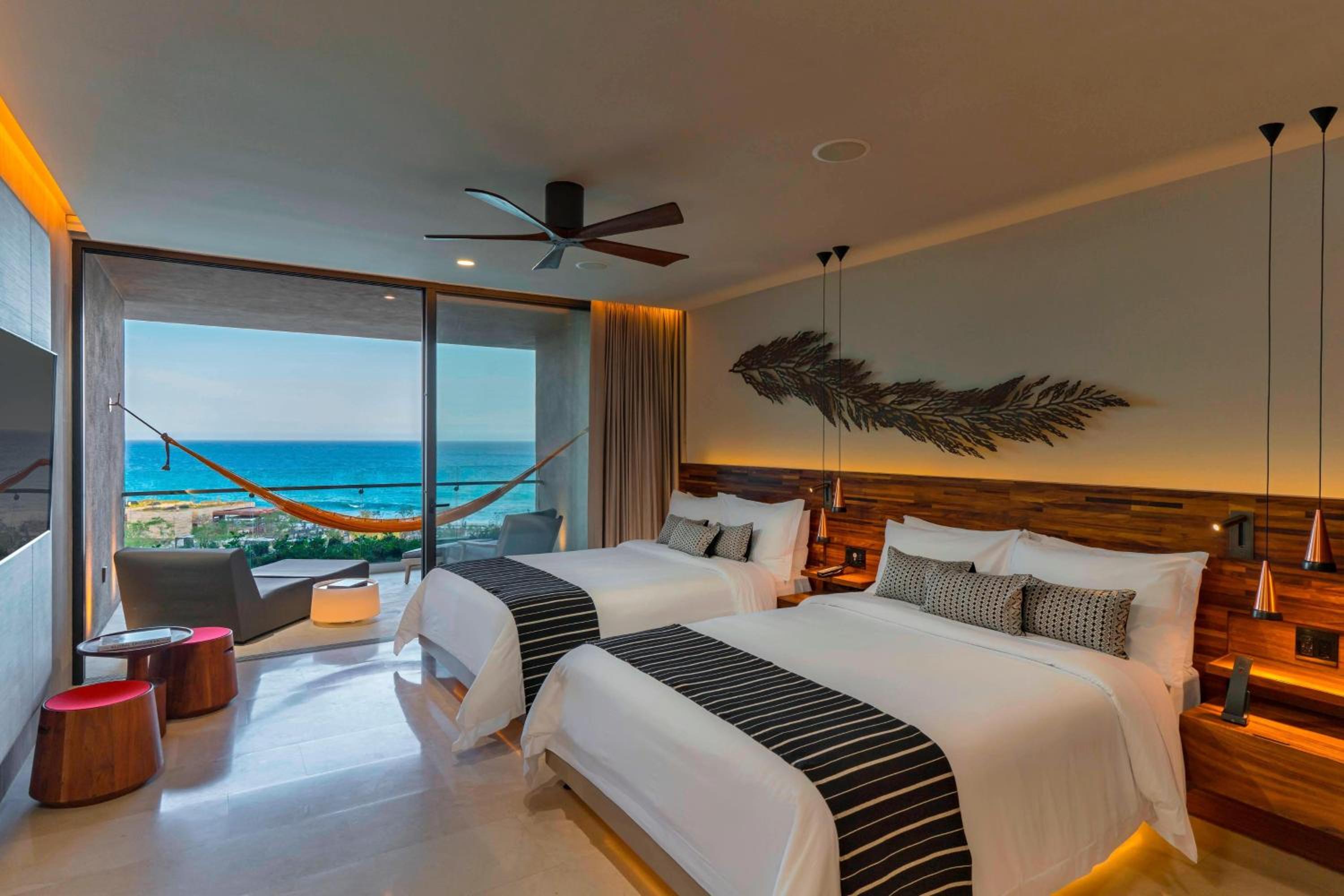 Habitación Queen con Dos Camas Queen, Balcón y Vista al Océano