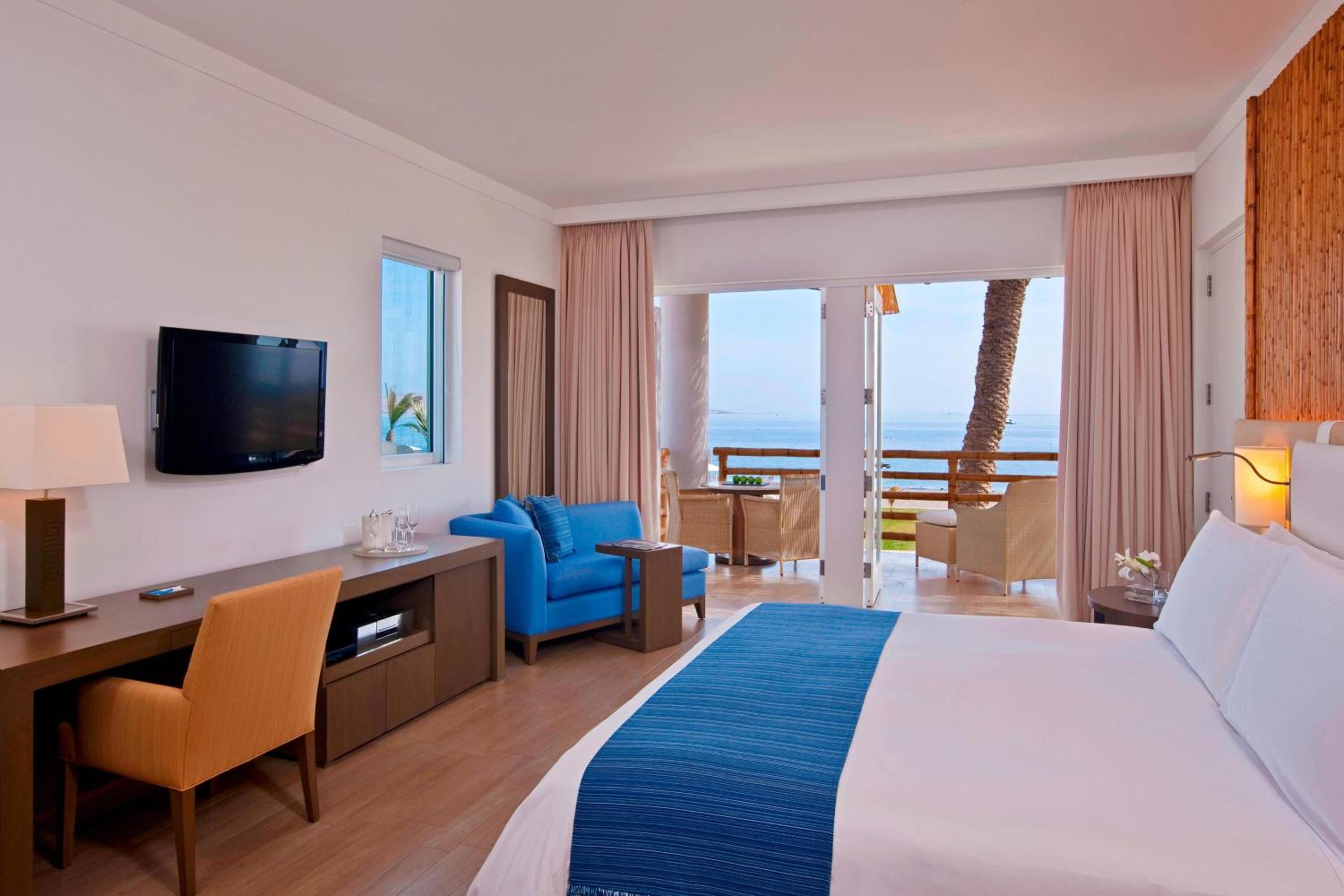Private Pool, Larger Suite, 1 King, Sofa Bed, Oceanfront