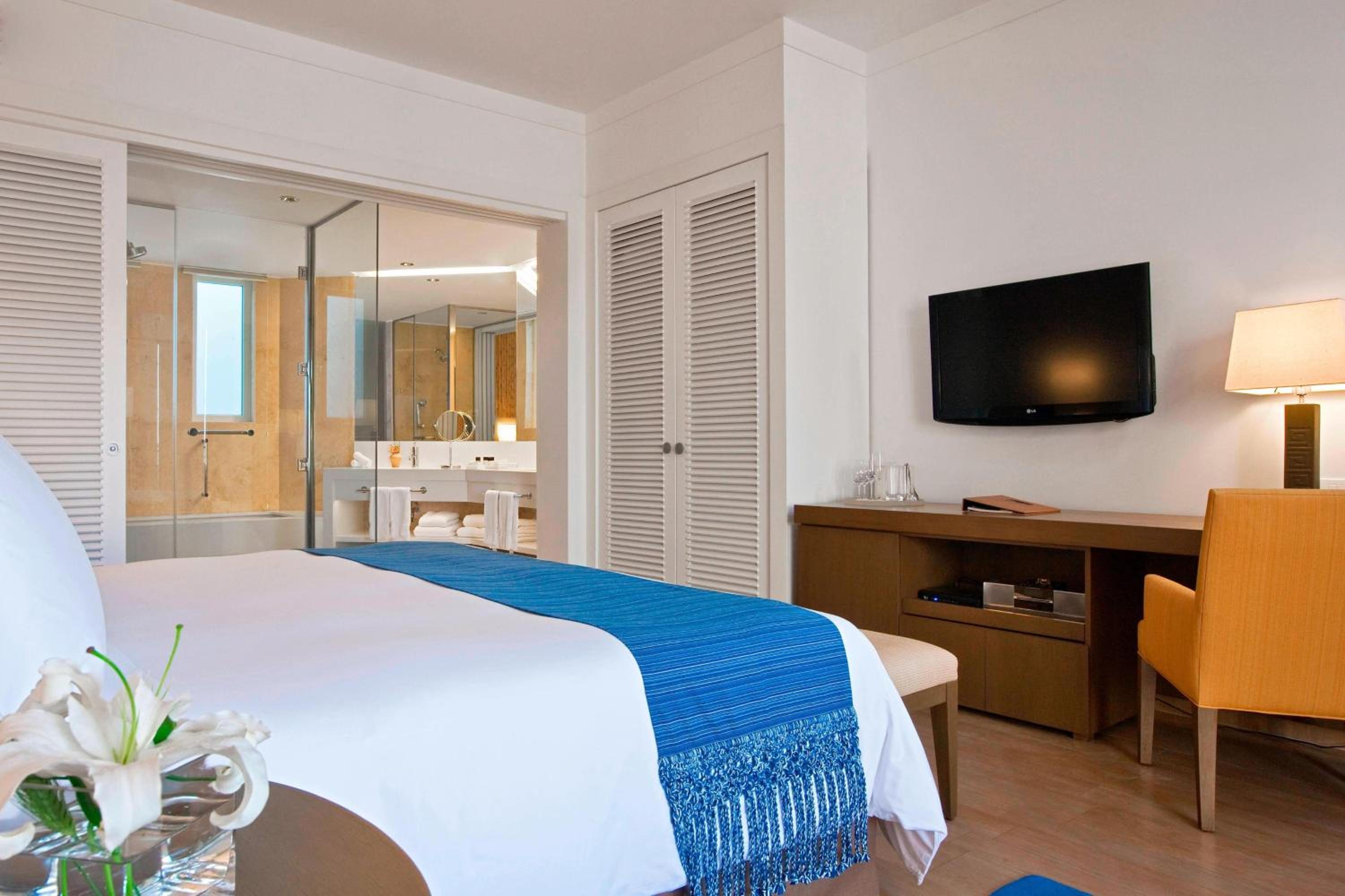 Deluxe Guest Room, 1 King, Garden View - Photo 2