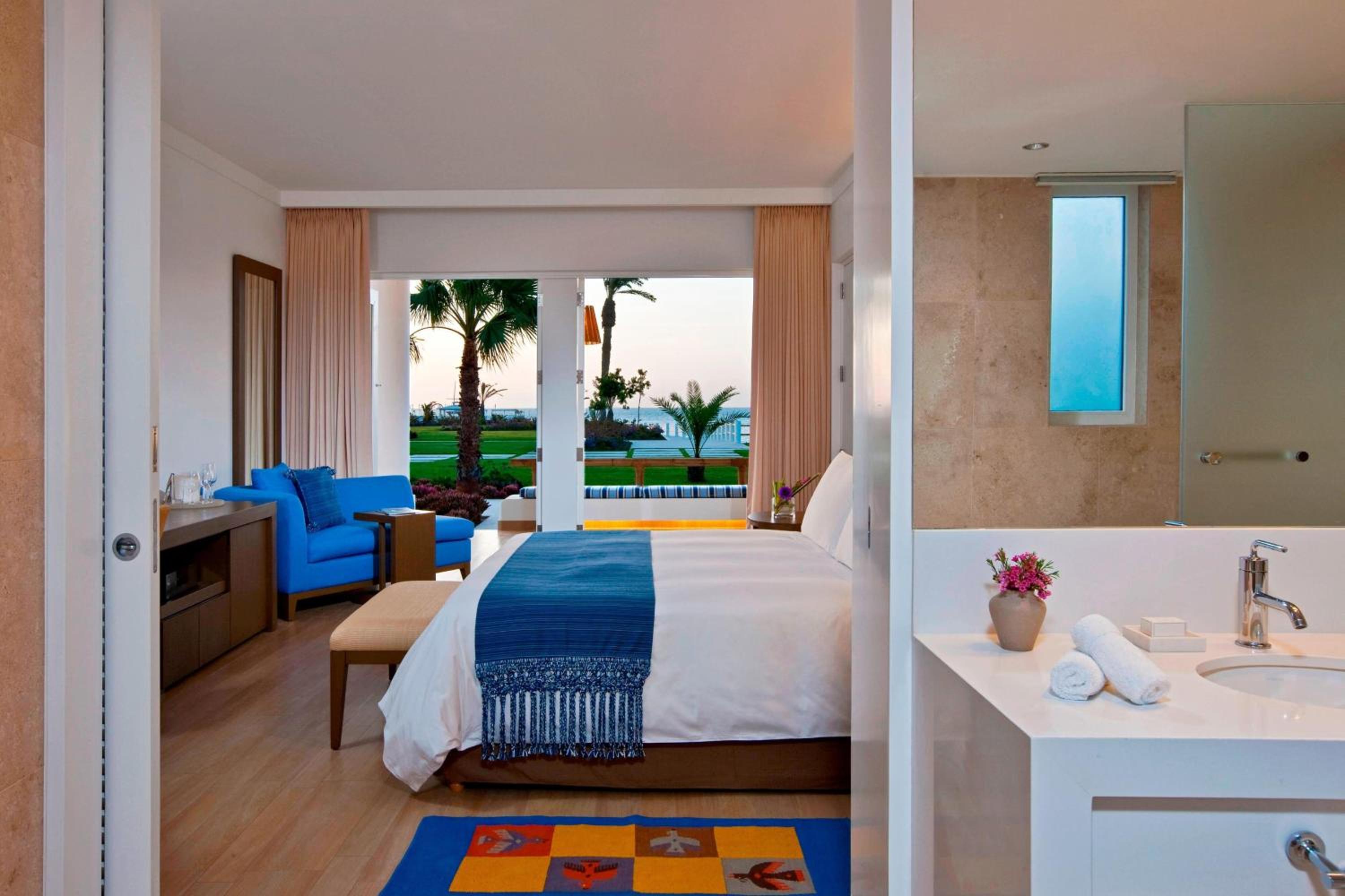 Deluxe Guest Room, 1 King, Oceanfront - Photo 1